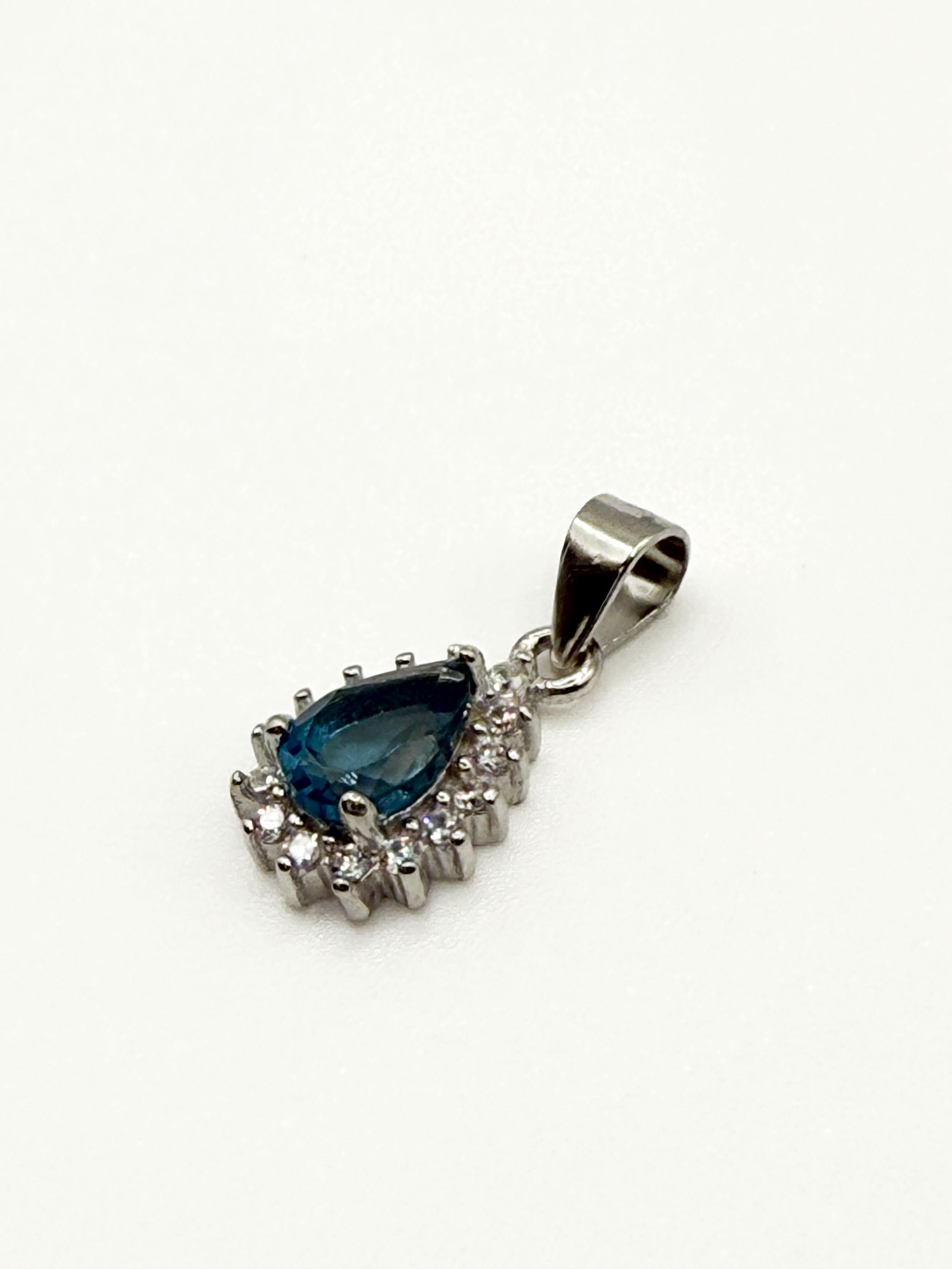 Bague en argent (925 millième) ornée de turquoise et pierres dures agglomérée cabochon. - Lazuli