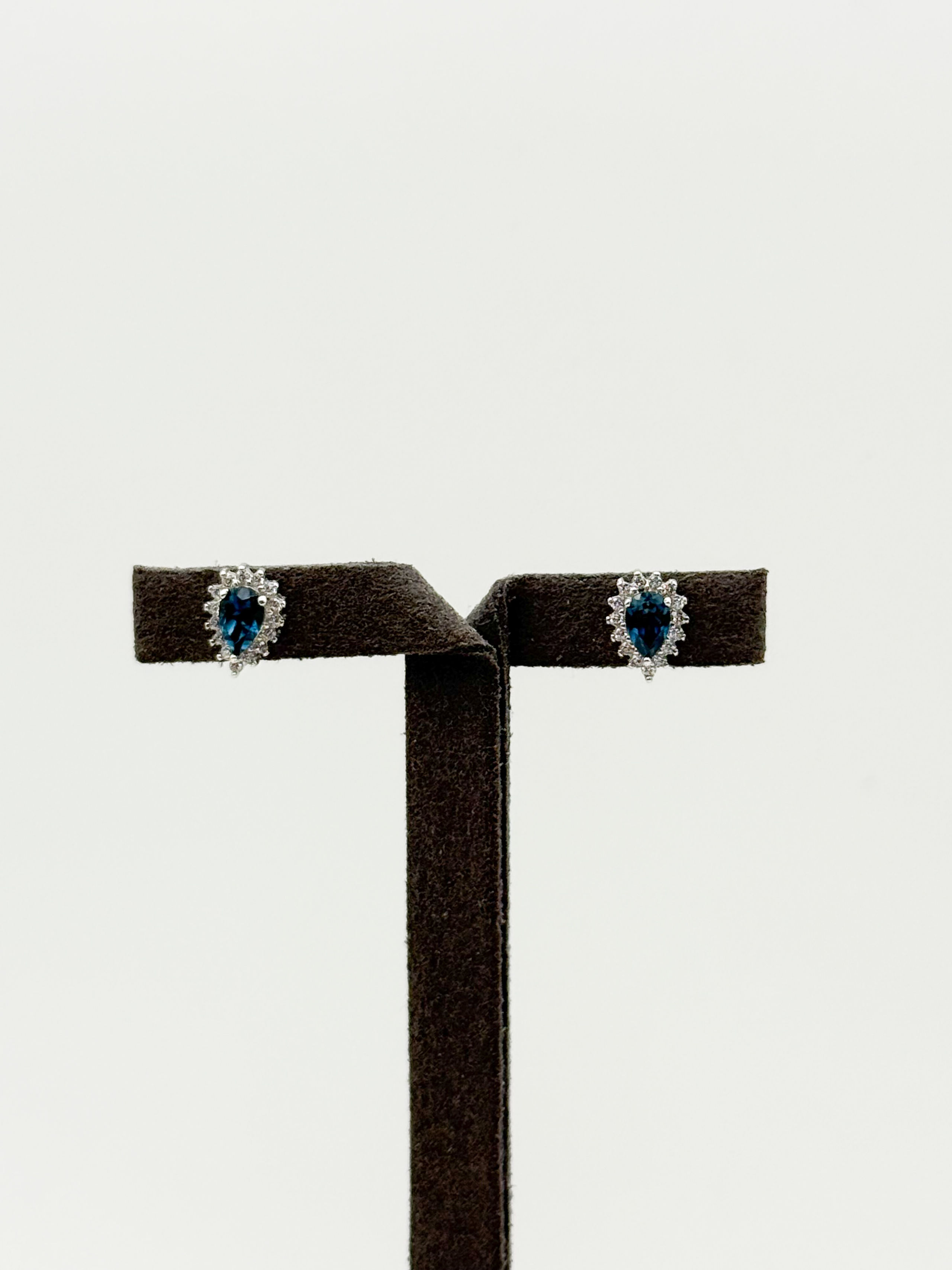 Paire de boucles d&rsquo;oreilles en argent (925 millième) ornés chacun de neuf améthystes marquises. - Lazuli