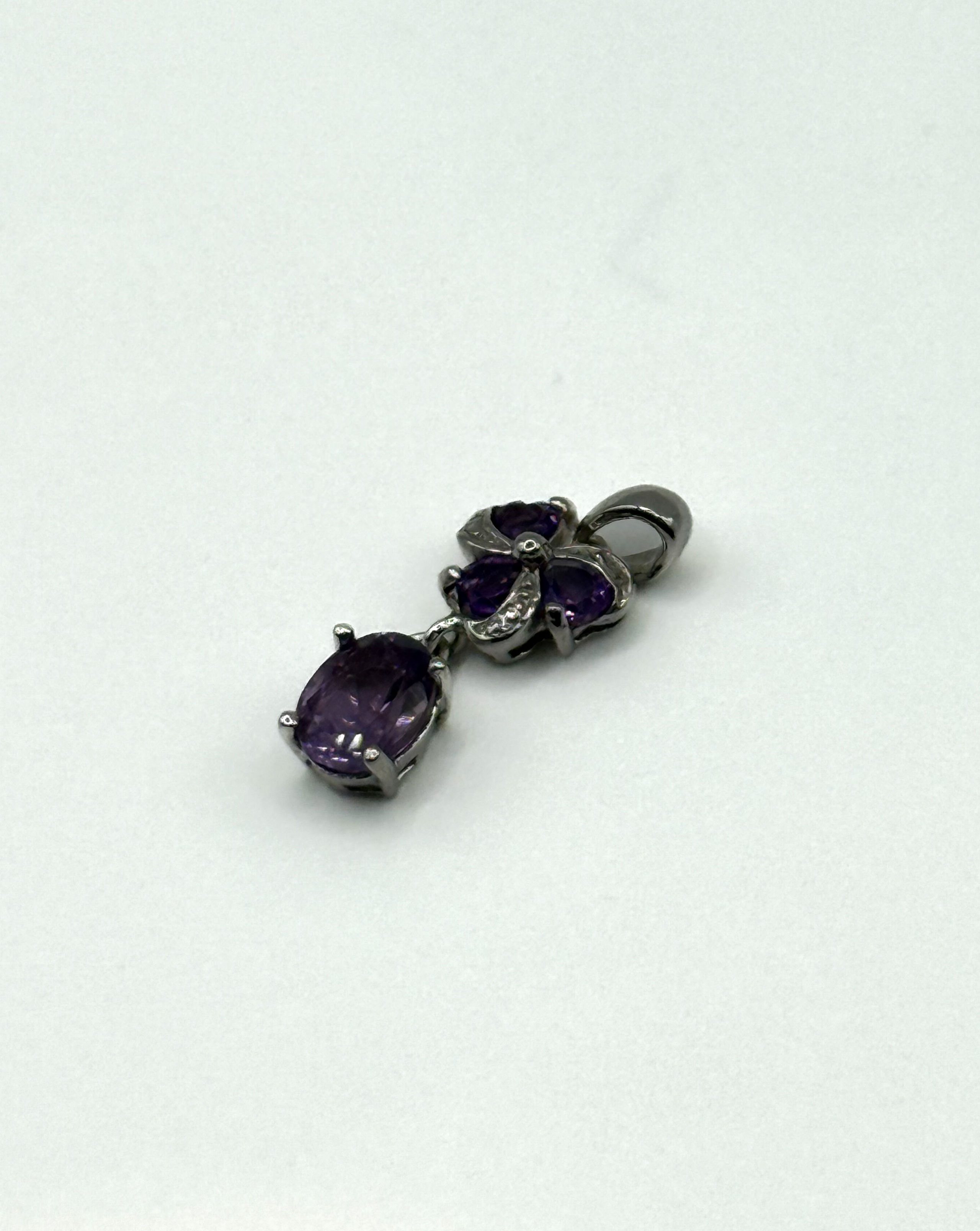 Paire de clous d&rsquo;oreilles en argent (925 millième) ornés chacun d&rsquo;un saphir ovale (traité) dans un entourage de pierres blanches rondes. - Lazuli