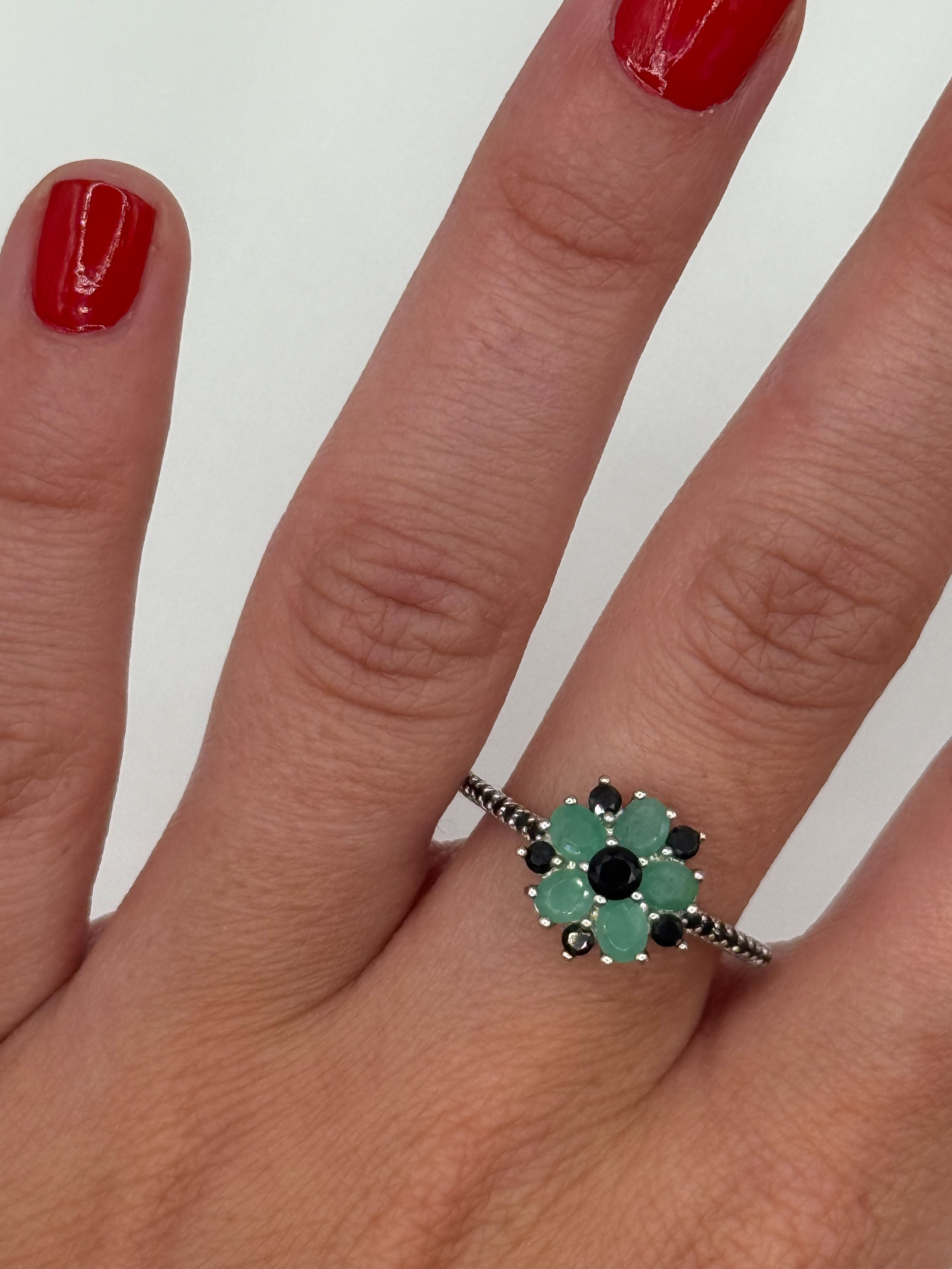 Bague boule en argent (925 millième) stylisant une fleur ornée de tanzanites et grenats ronds. - Lazuli