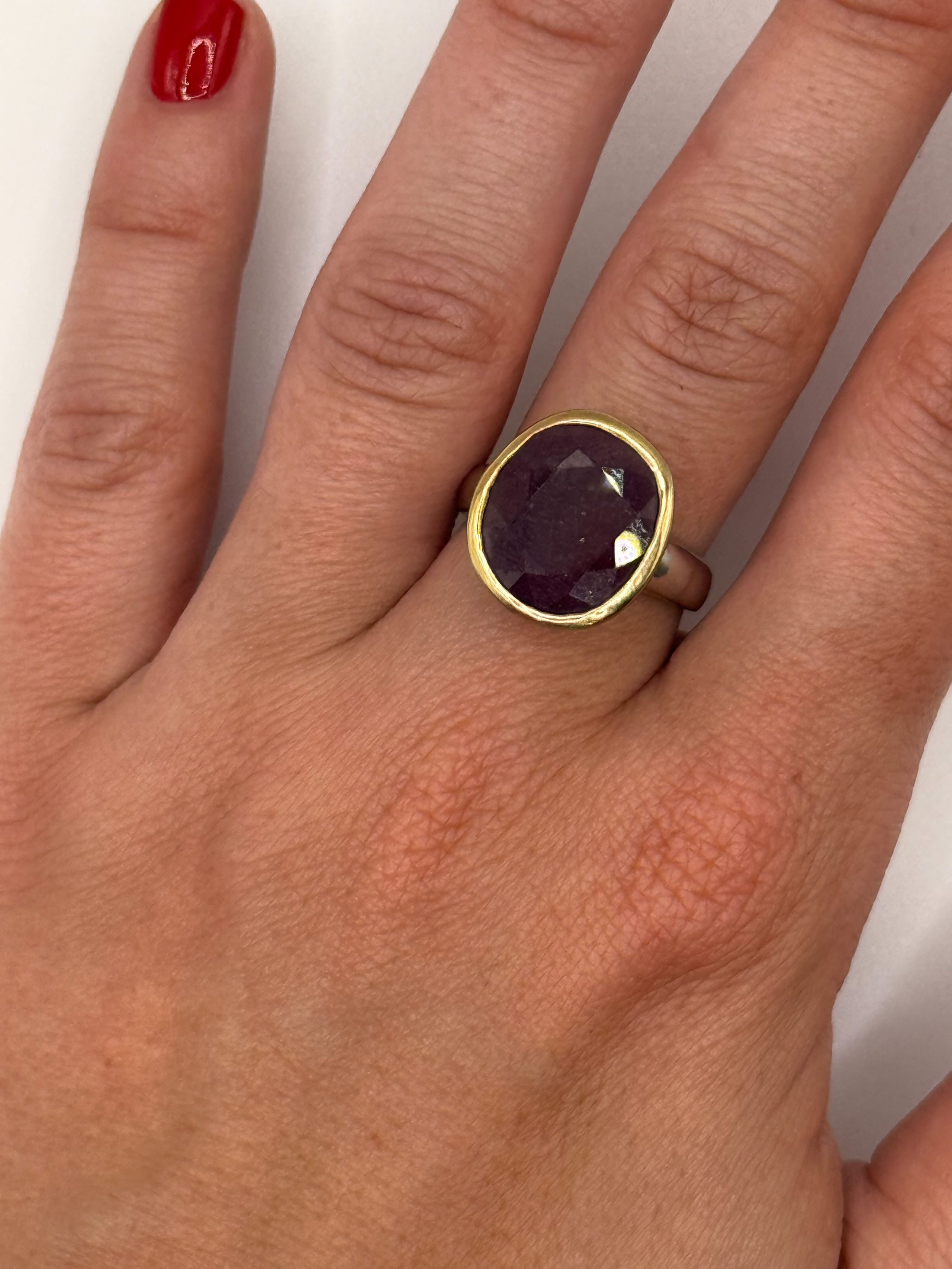 Bague en argent (925 millième) et argent vermeillé ornée d&rsquo;un important rubis coussin (traité). - Lazuli