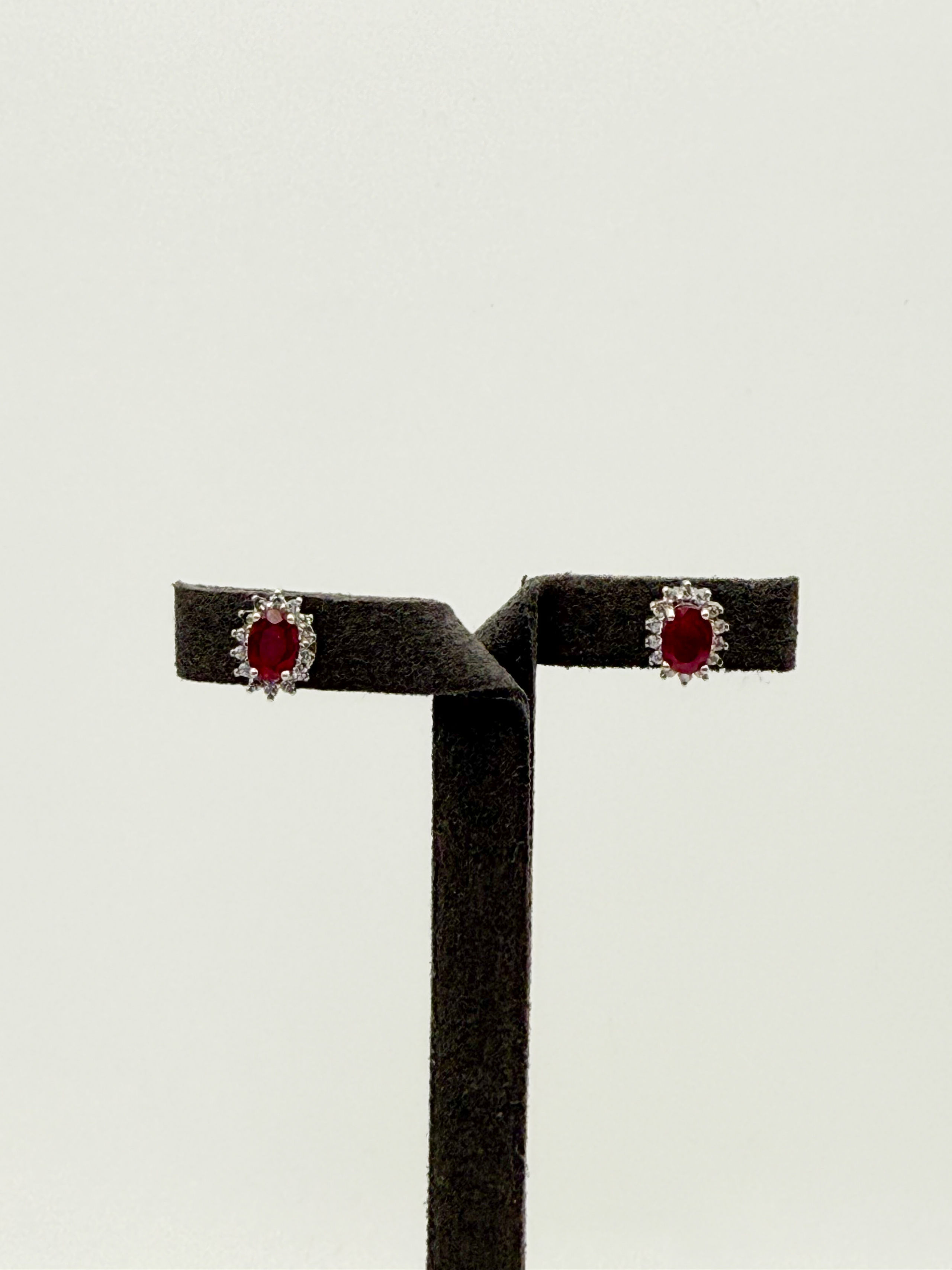 Bague ajourée en argent (925 millième) ornée d&rsquo;un diopside chrome ovale et de pierres blanches rondes. - Lazuli