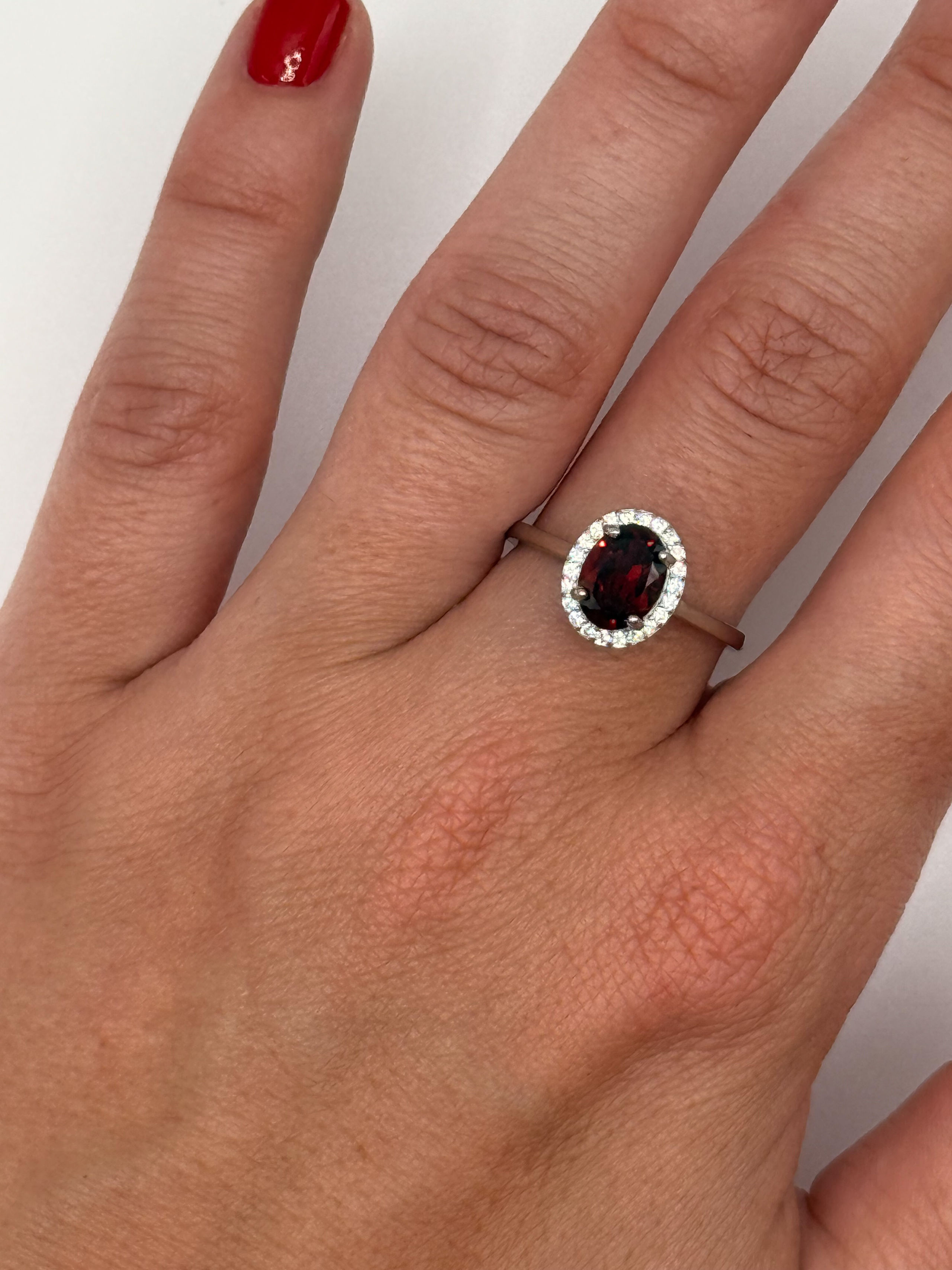 Bague ajourée en argent (925 millième) ornée d&rsquo;une cyanite et de grenats roses ronds. - Lazuli