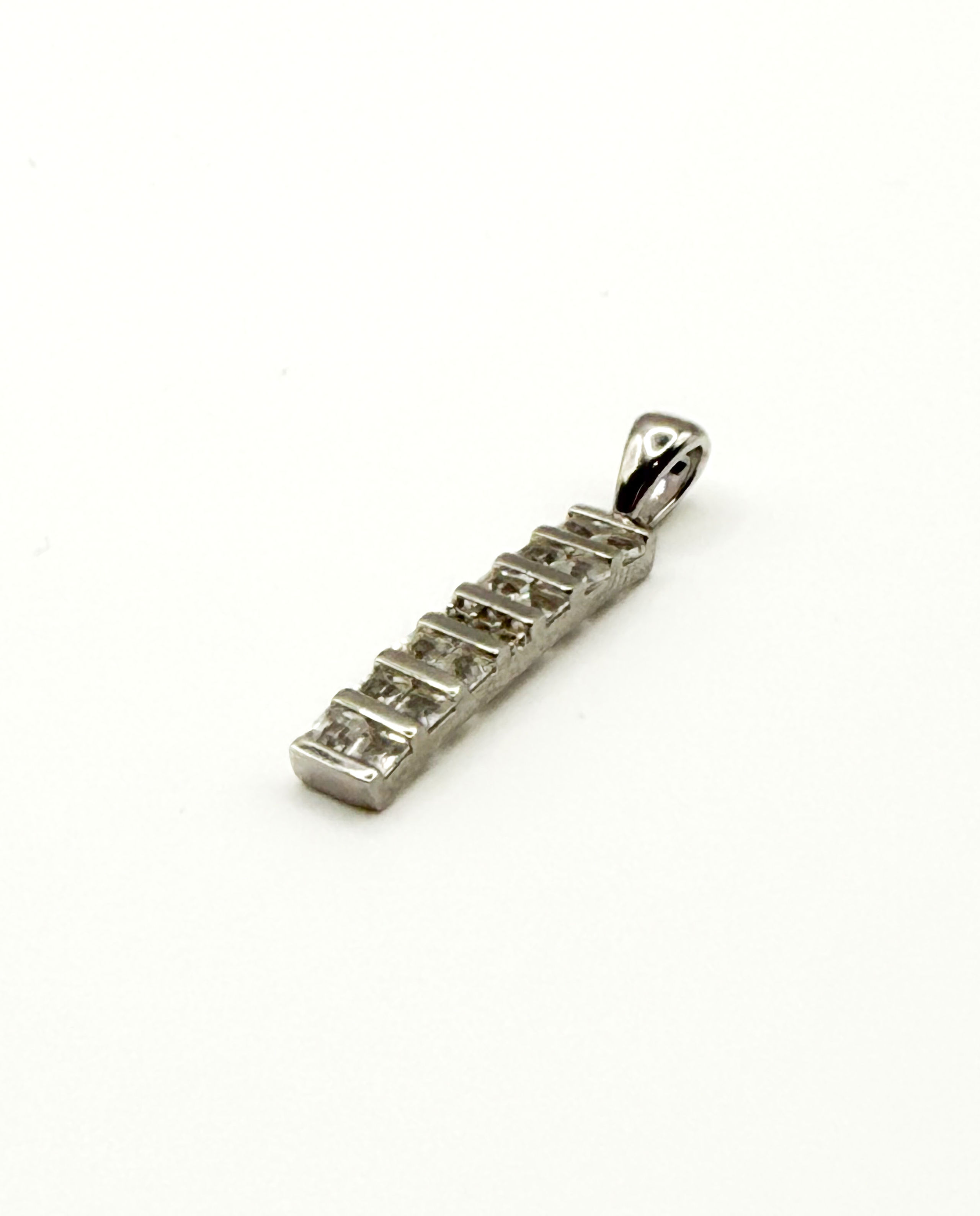 Pendentif en argent (925 millième) orné d&rsquo;une topaze rose (traitée) poire dans un entourage de pierres blanches rondes. - Lazuli