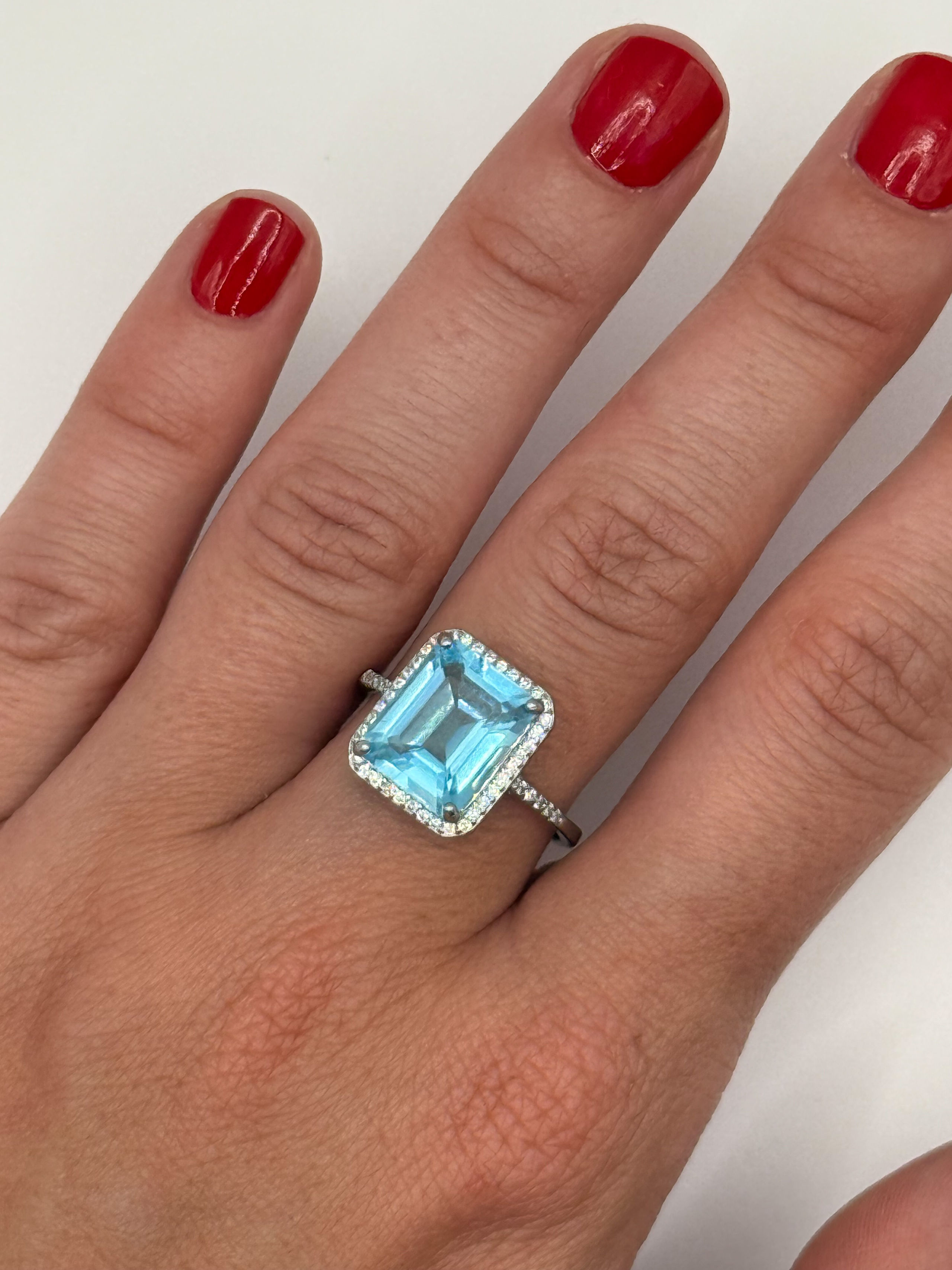 Bague en argent (925 millième) ornée d&rsquo;un topaze (Sky Blue) rectangulaire à pans coupés et de pierres blanches. - Lazuli