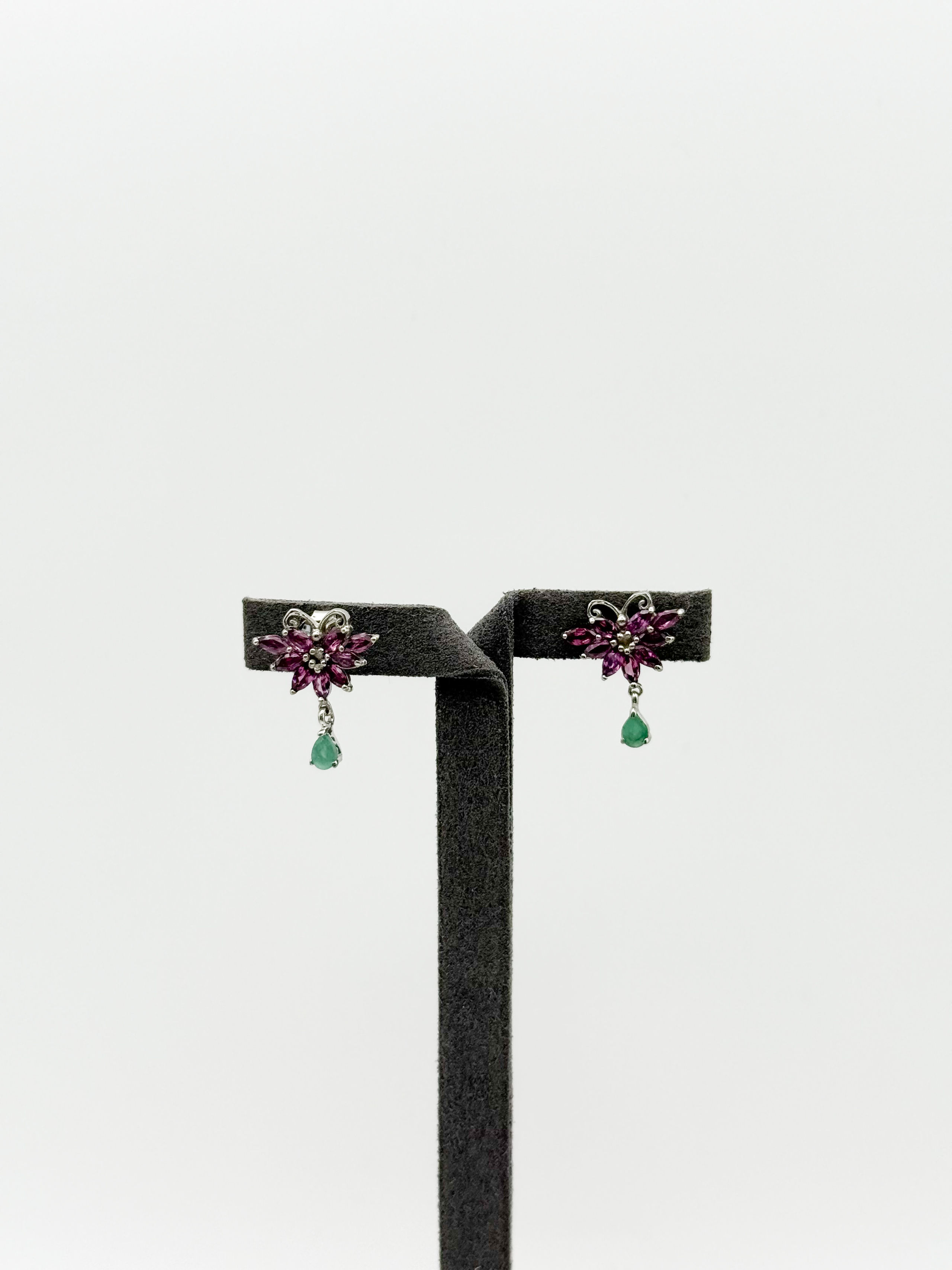 Pendentif en argent (925 millième) ornée de d&rsquo;un grenat rouge ovale et de pierres blanches rondes - Lazuli