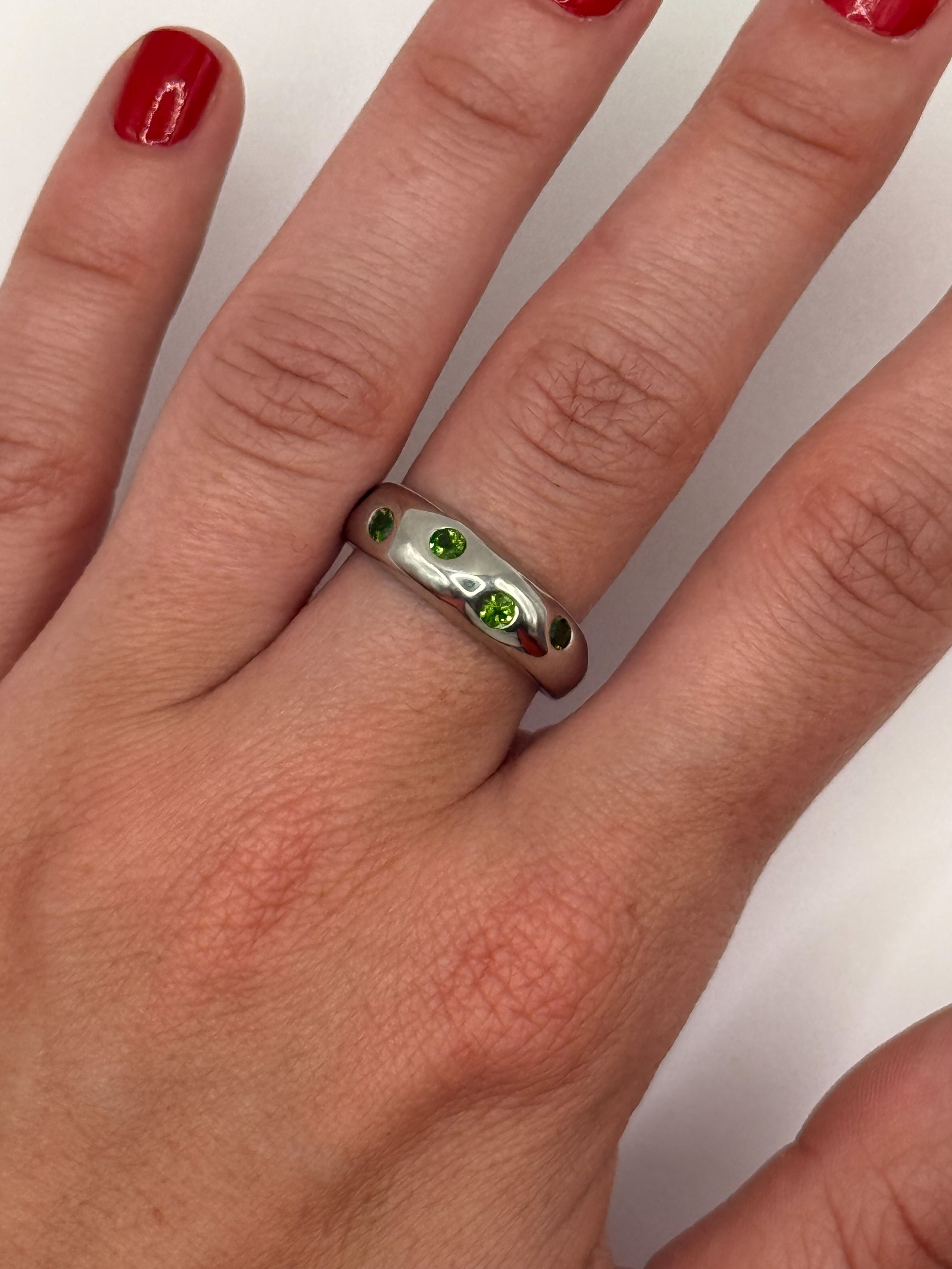 Bague en argent (925 millième) ornée de péridots ronds et saphirs oranges. - Lazuli