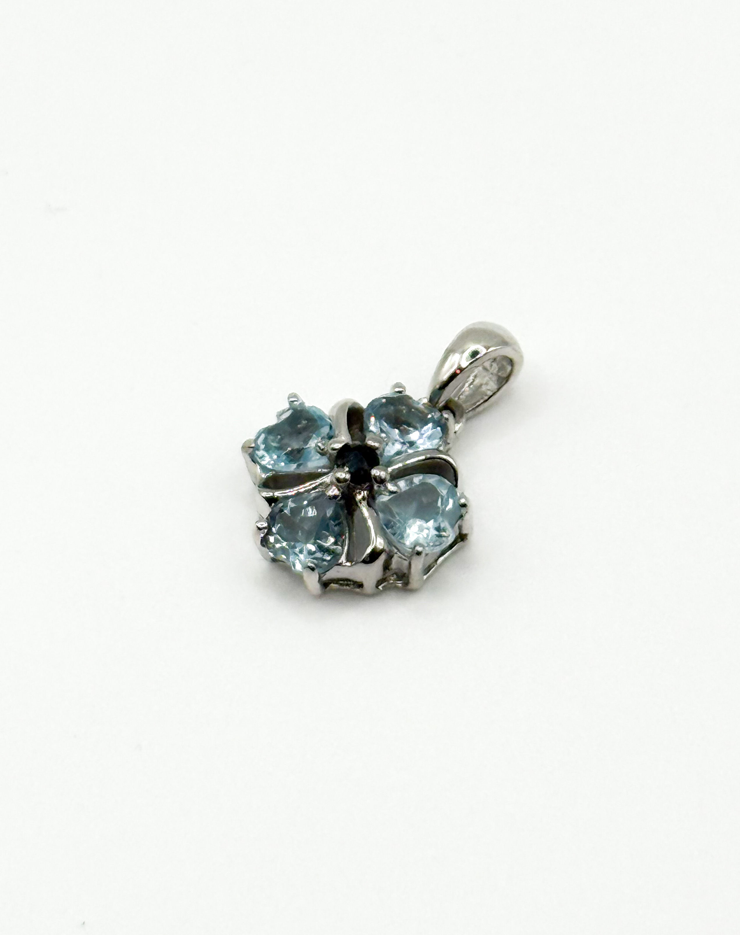 Bague en argent (925 millième) stylisant une fleur ornée de six émeraudes ovales centrés d&rsquo;une pierre blanche ronde. - Lazuli
