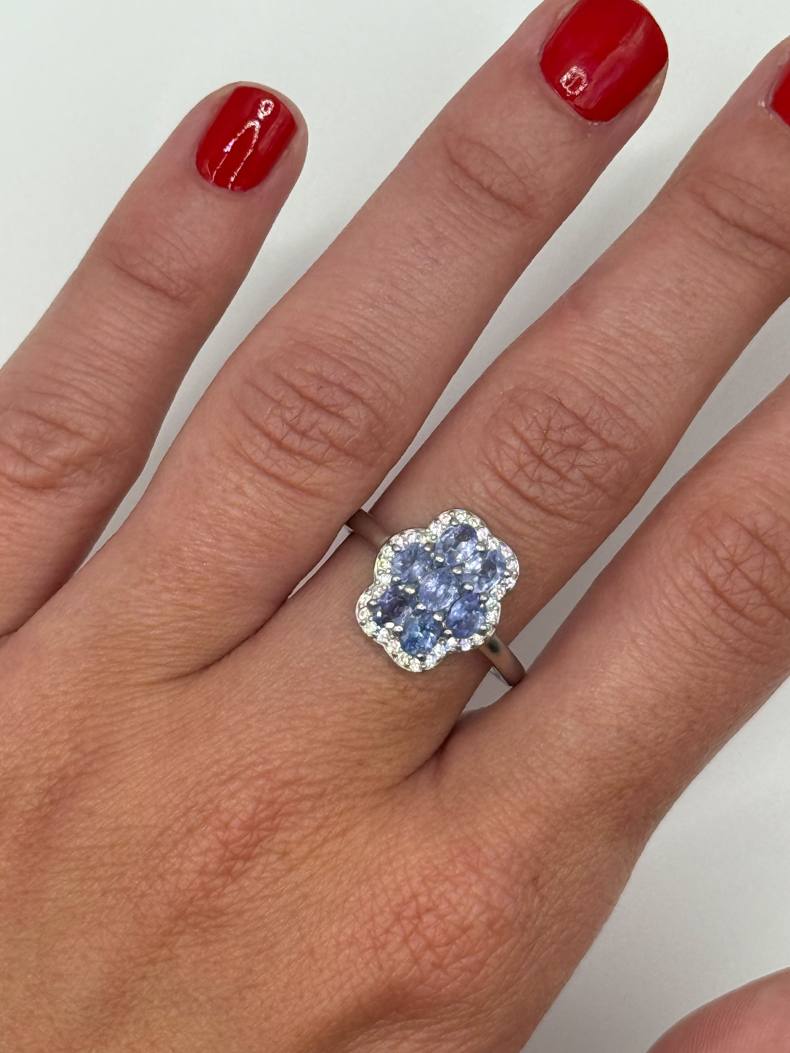 Bague en argent (925 millième) ornée d&rsquo;une tanzanite poire dans un entourage de pierres blanches rondes. - Lazuli
