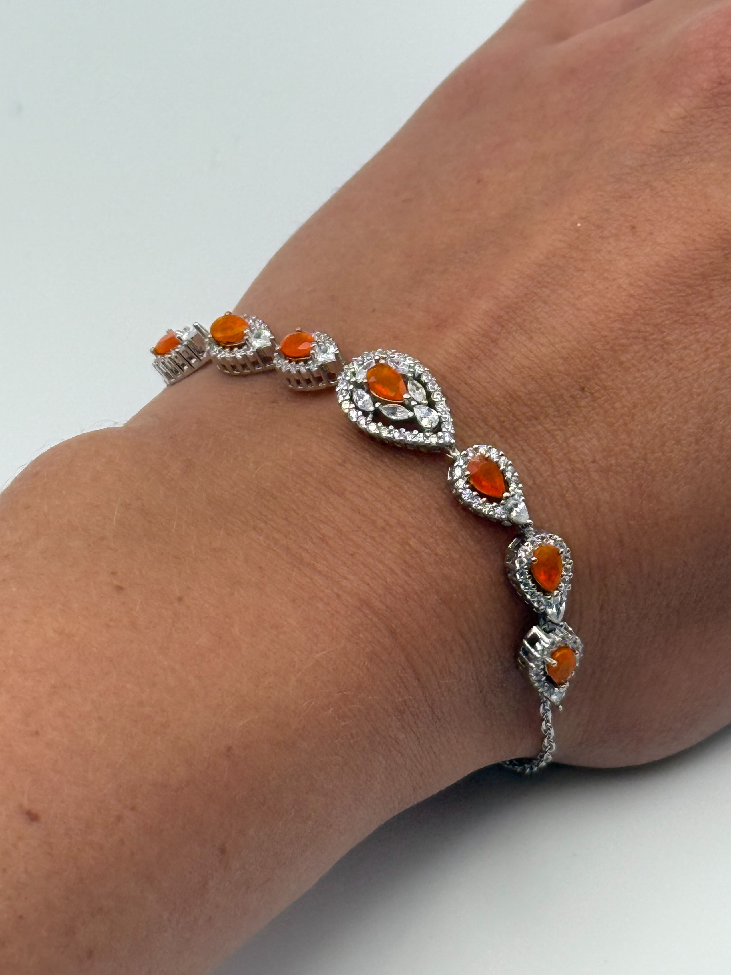 Bracelet en argent (925 millième) orné de sept opales oranges poires et pierres blanches marquises, poires et rondes. - Lazuli