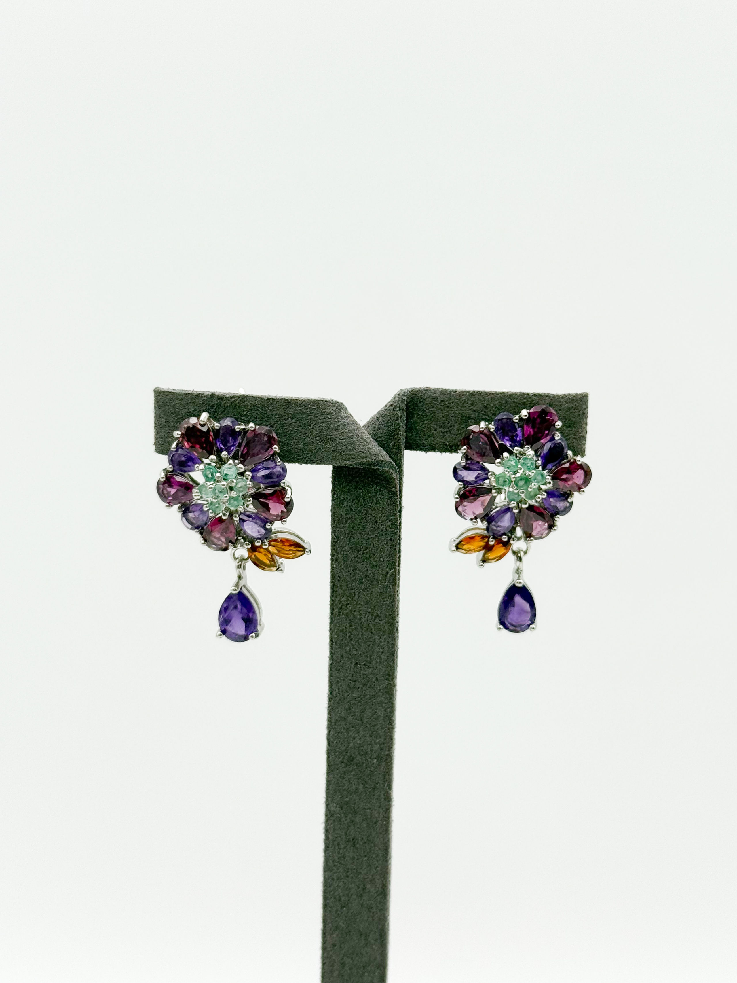 Bague en argent (925 millième) stylisant une branche feuillagée et ornée d&rsquo;améthystes, de topazes bleues et d&rsquo;émeraudes. - Lazuli