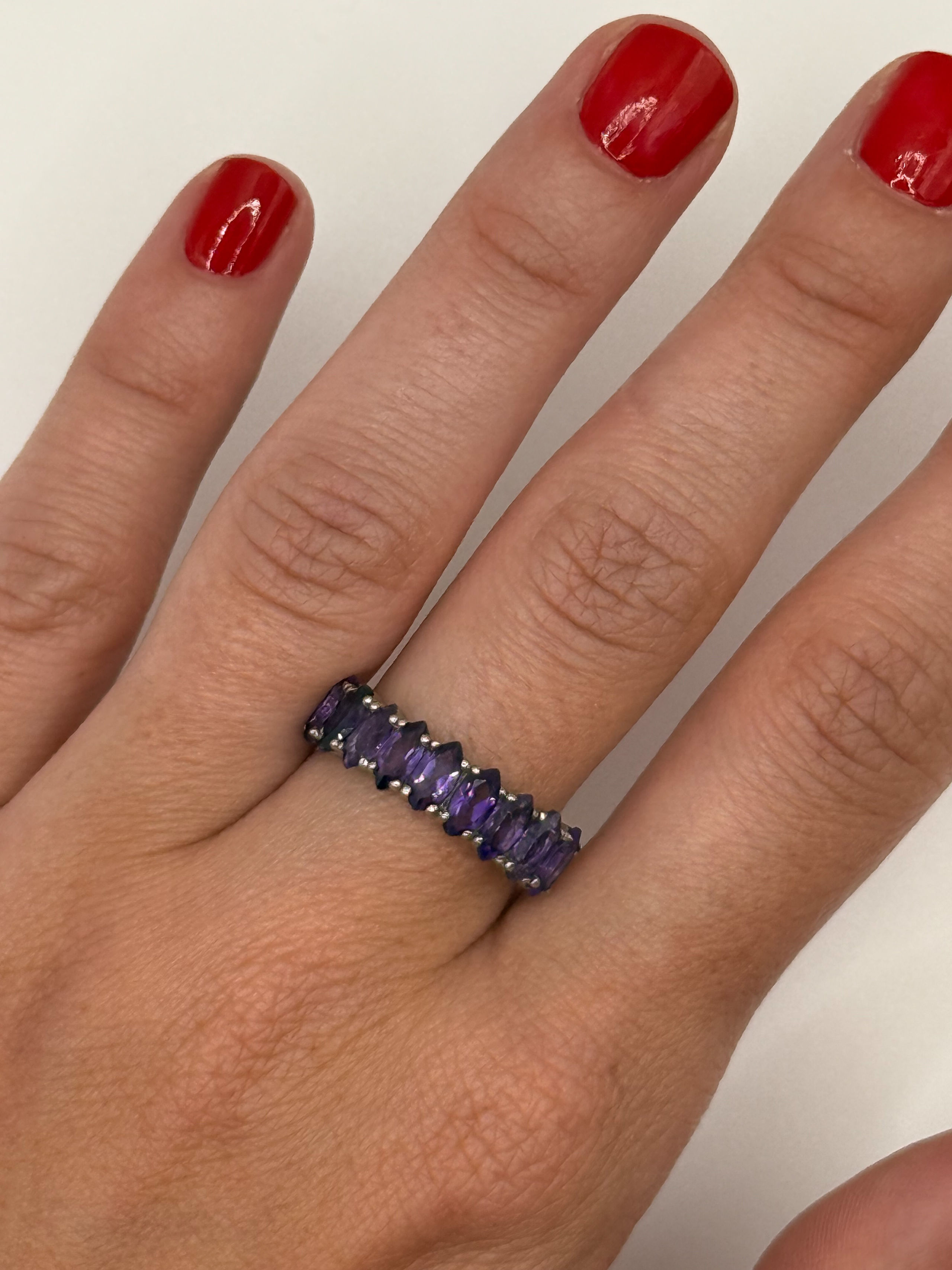 Bague en argent (925 millième) ornée d&rsquo;un rubis rond (traité) et de pierres blanches. - Lazuli