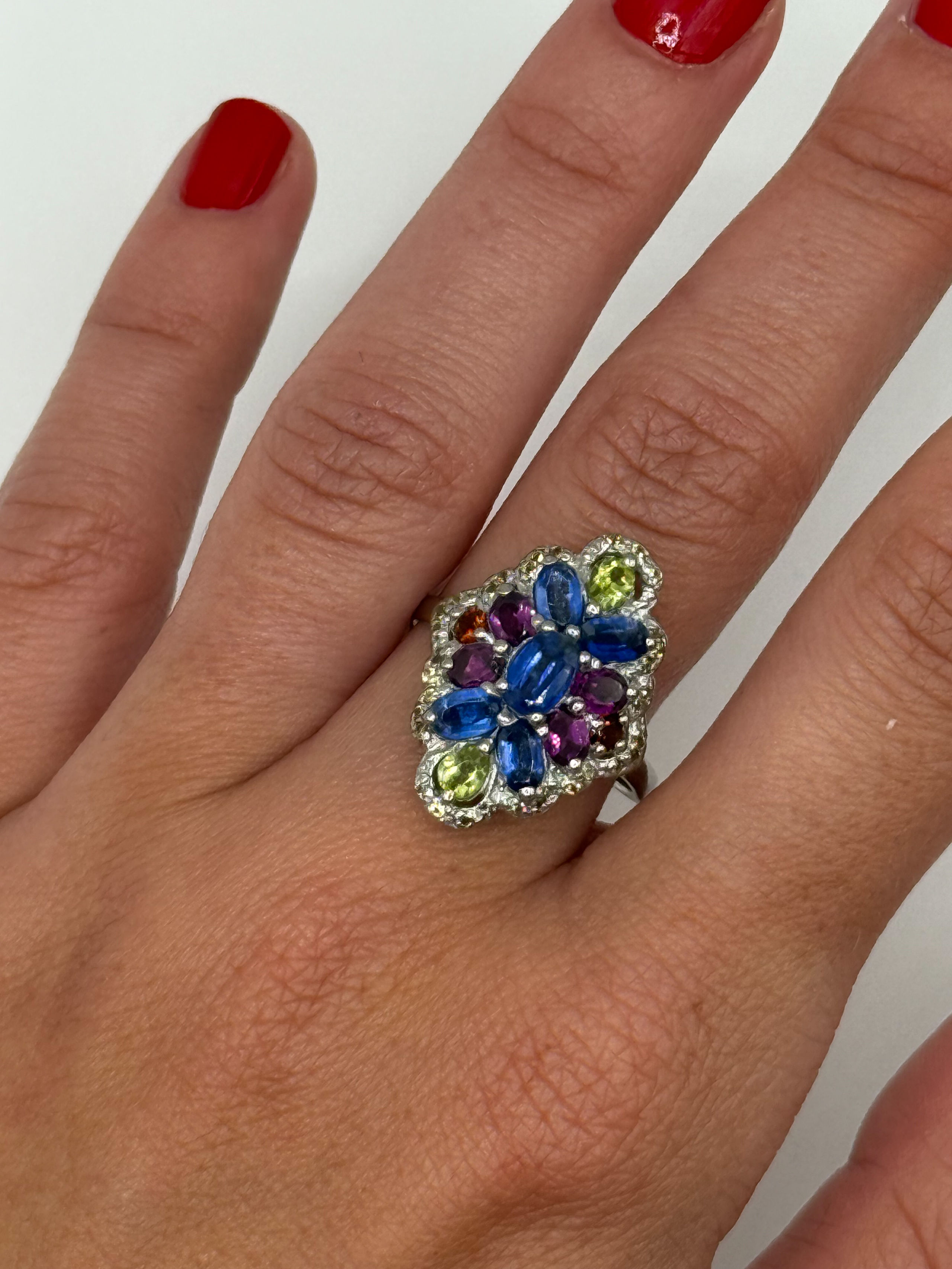 Bague en argent (925 millième) ornée de sept grenats roses ovales sur papier. - Lazuli