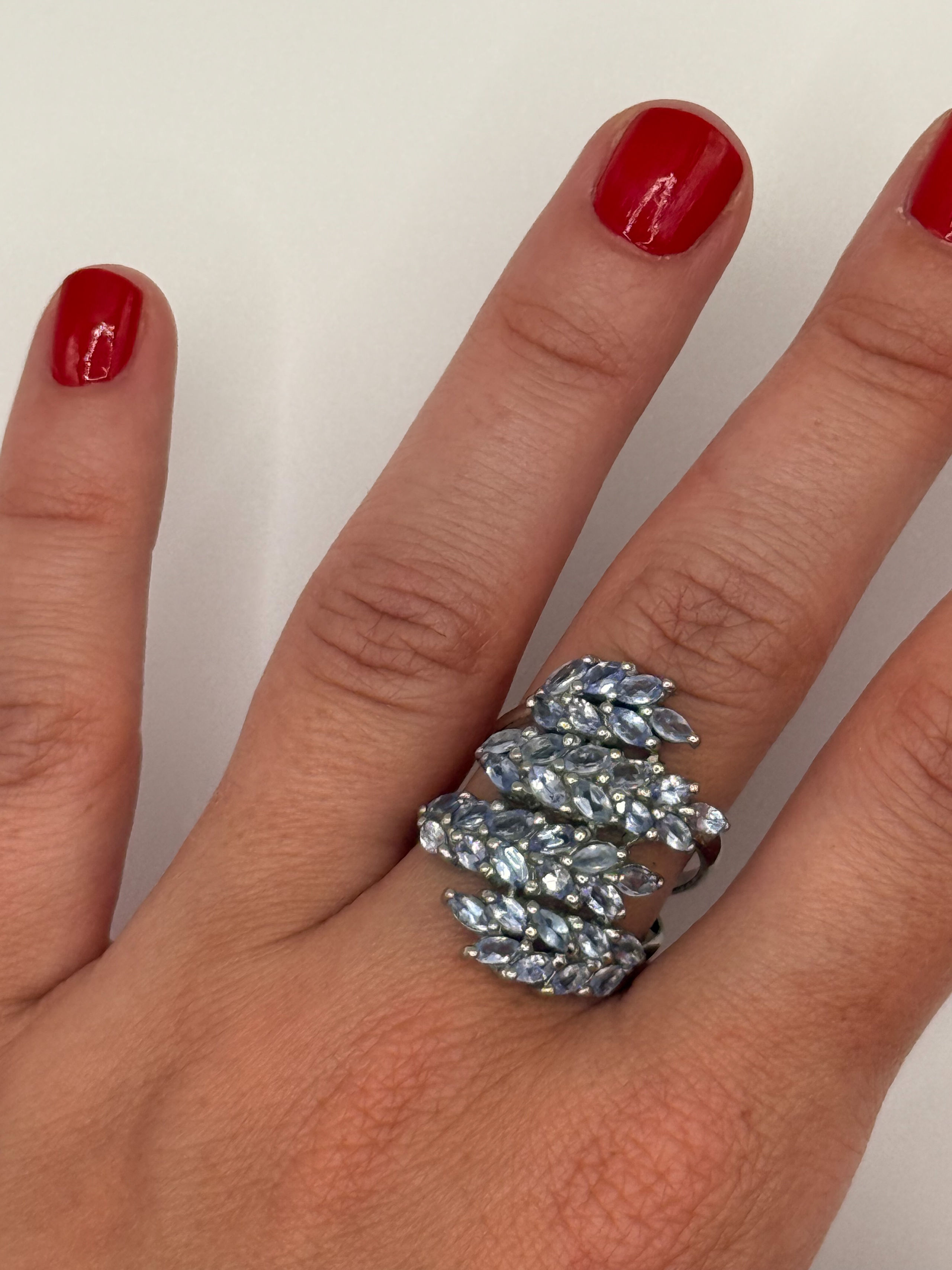 Bague en argent (925 millième) stylisant des branches feuillagées ornées de tanzanites marquises. - Lazuli
