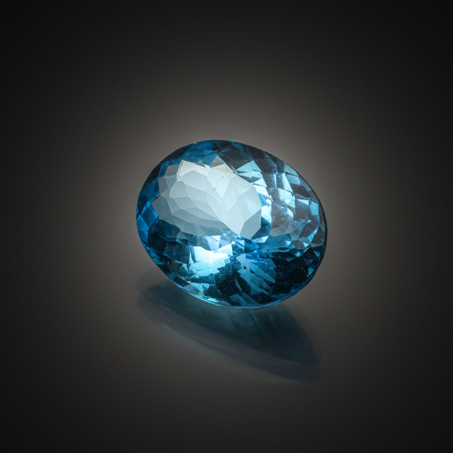 Pierre de lune ovale cabochon sur papier. - Lazuli