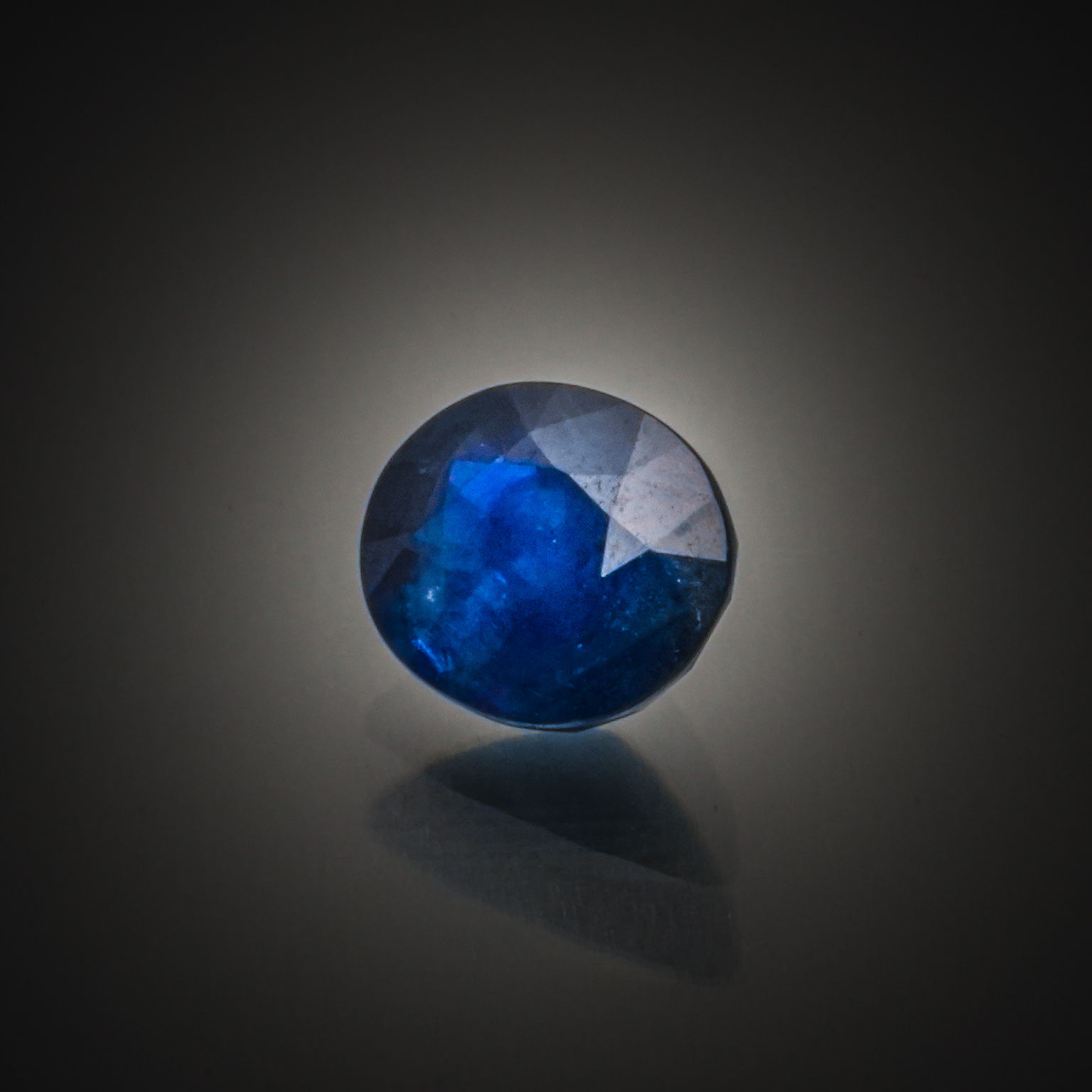 Emeraude ovale sur papier. - Lazuli