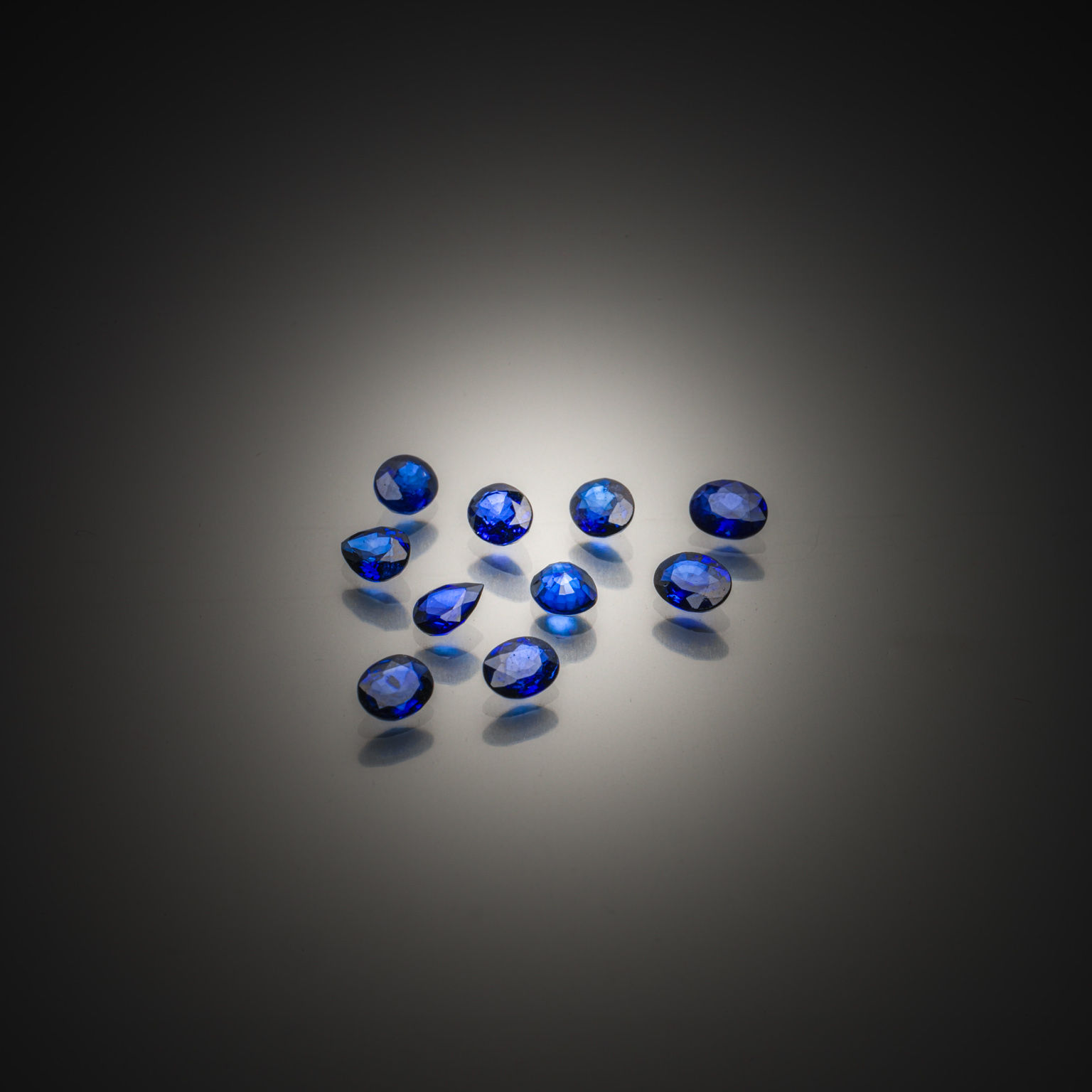 Topaze bleue (London blue) ronde sur papier. - Lazuli