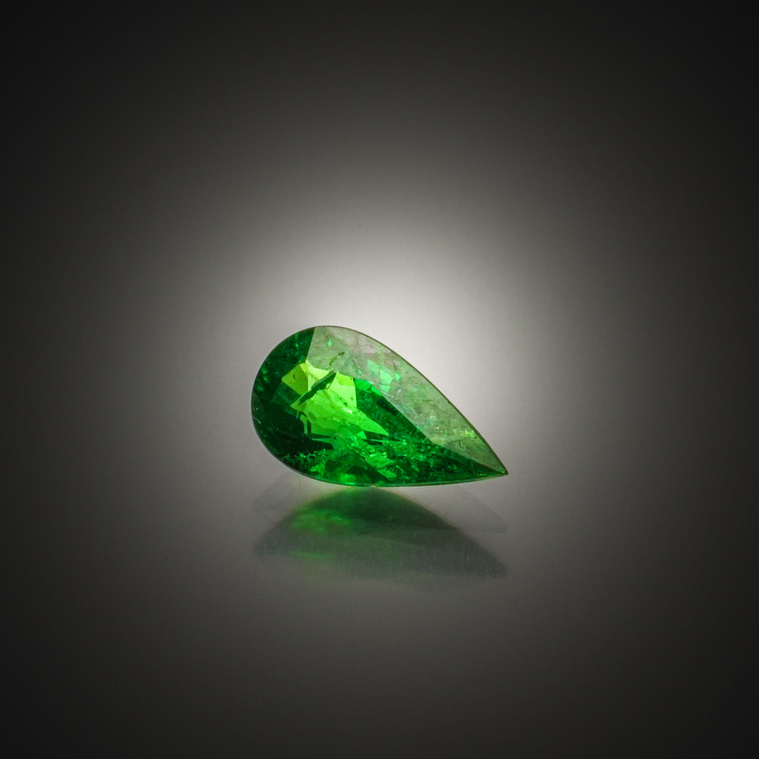 Grenat tsavorite poire sur papier. - Lazuli