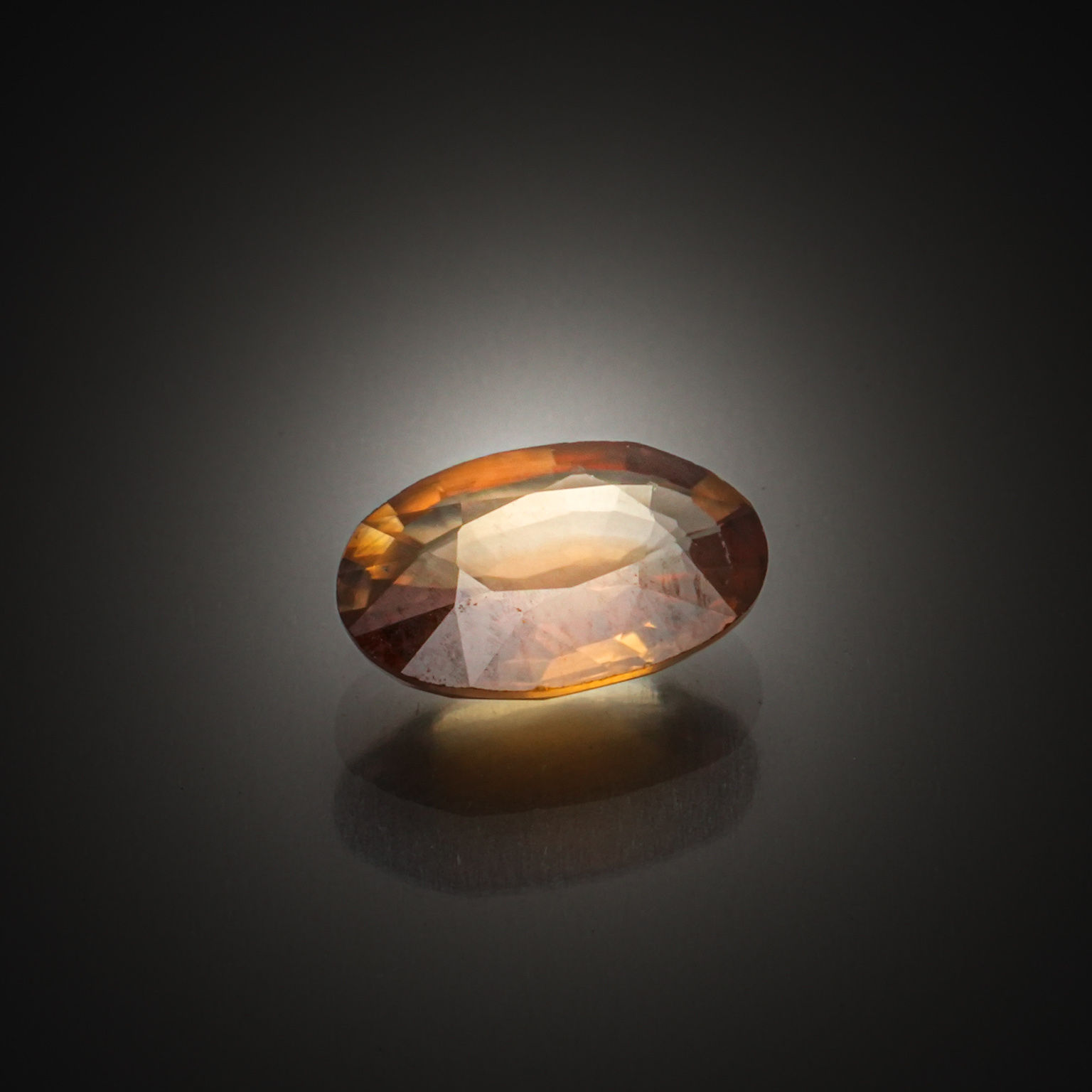 Prehnite ovale cabochon sur papier. - Lazuli