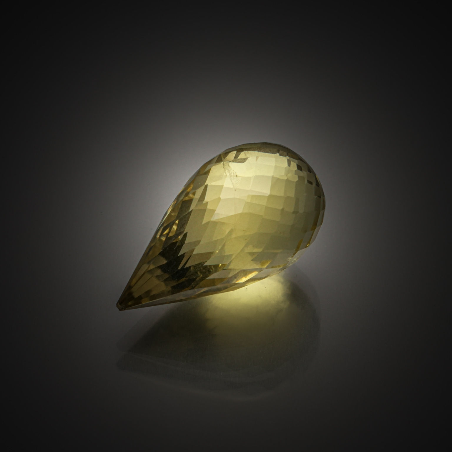 Citrine poire sur papier. - Lazuli