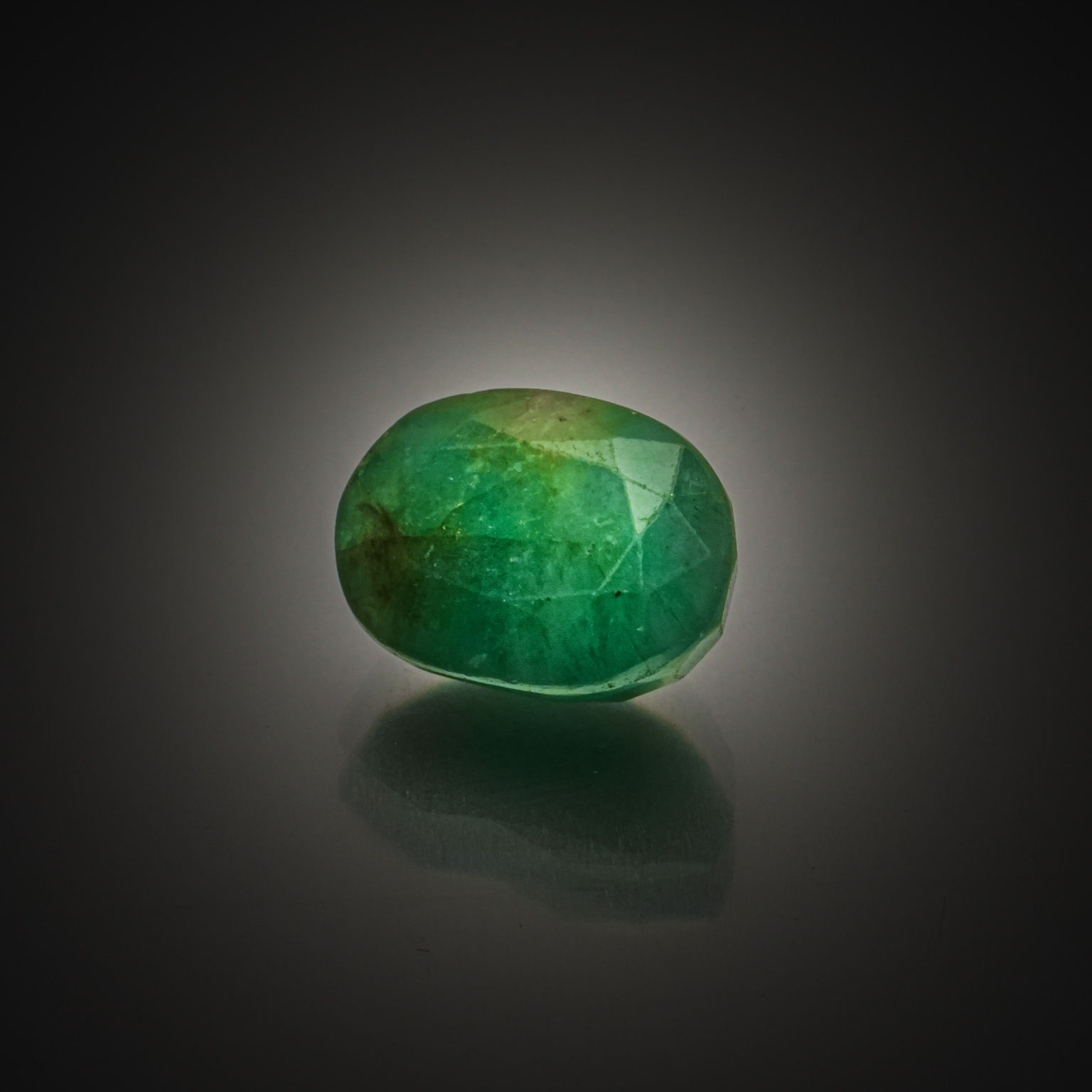 Apatite bleue/verte ovale sur papier. - Lazuli