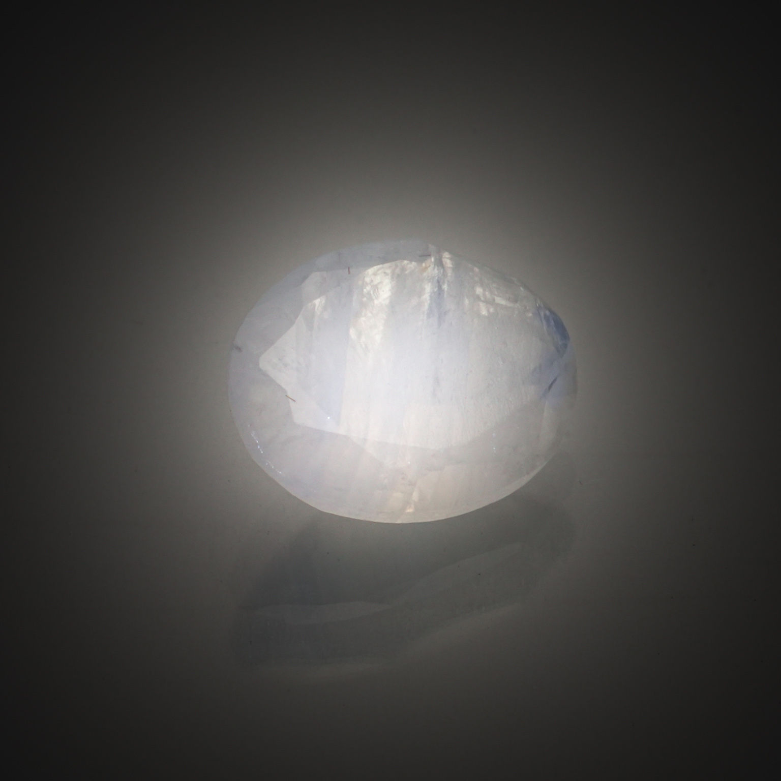 Cristal de roche coussin sur papier. - Lazuli