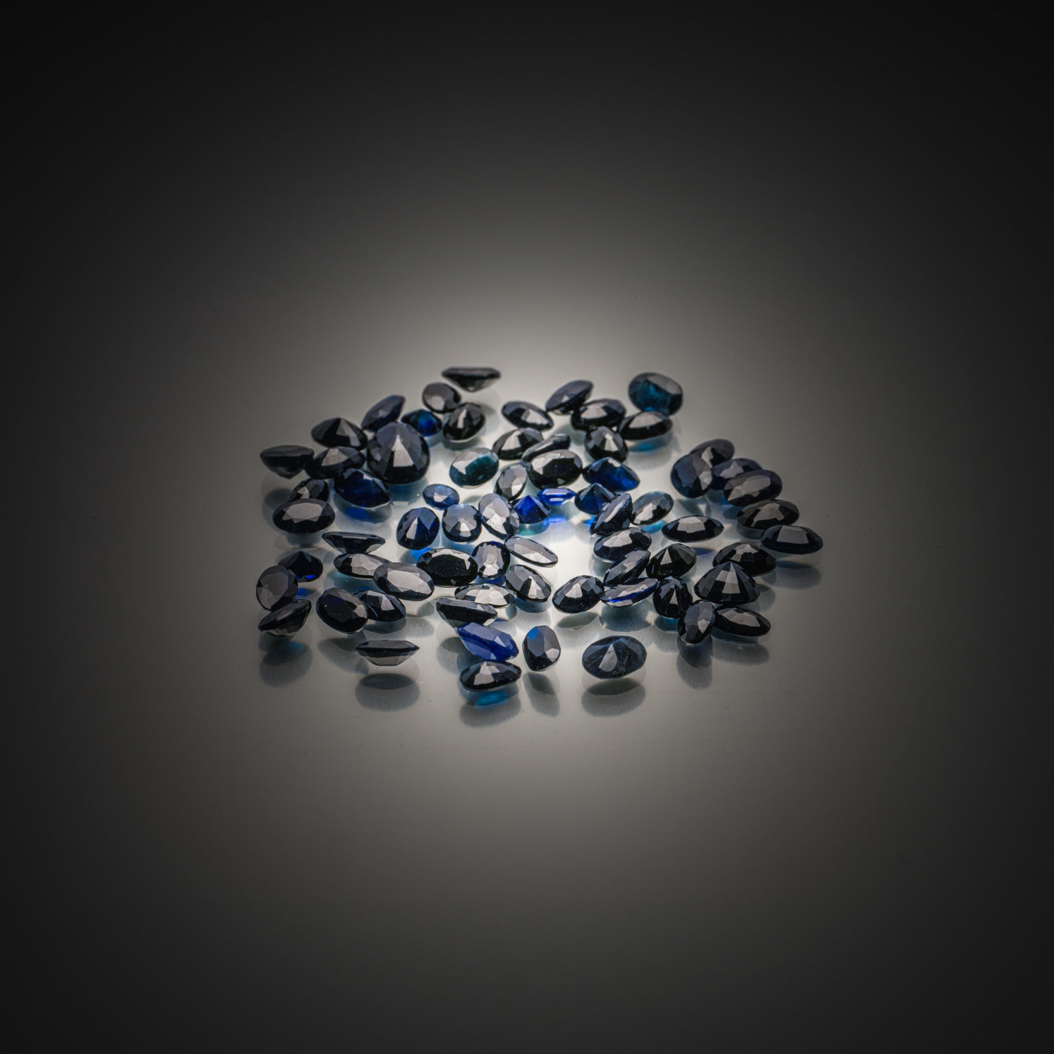 Lot de six diamants jaunes poires sur papier. - Lazuli