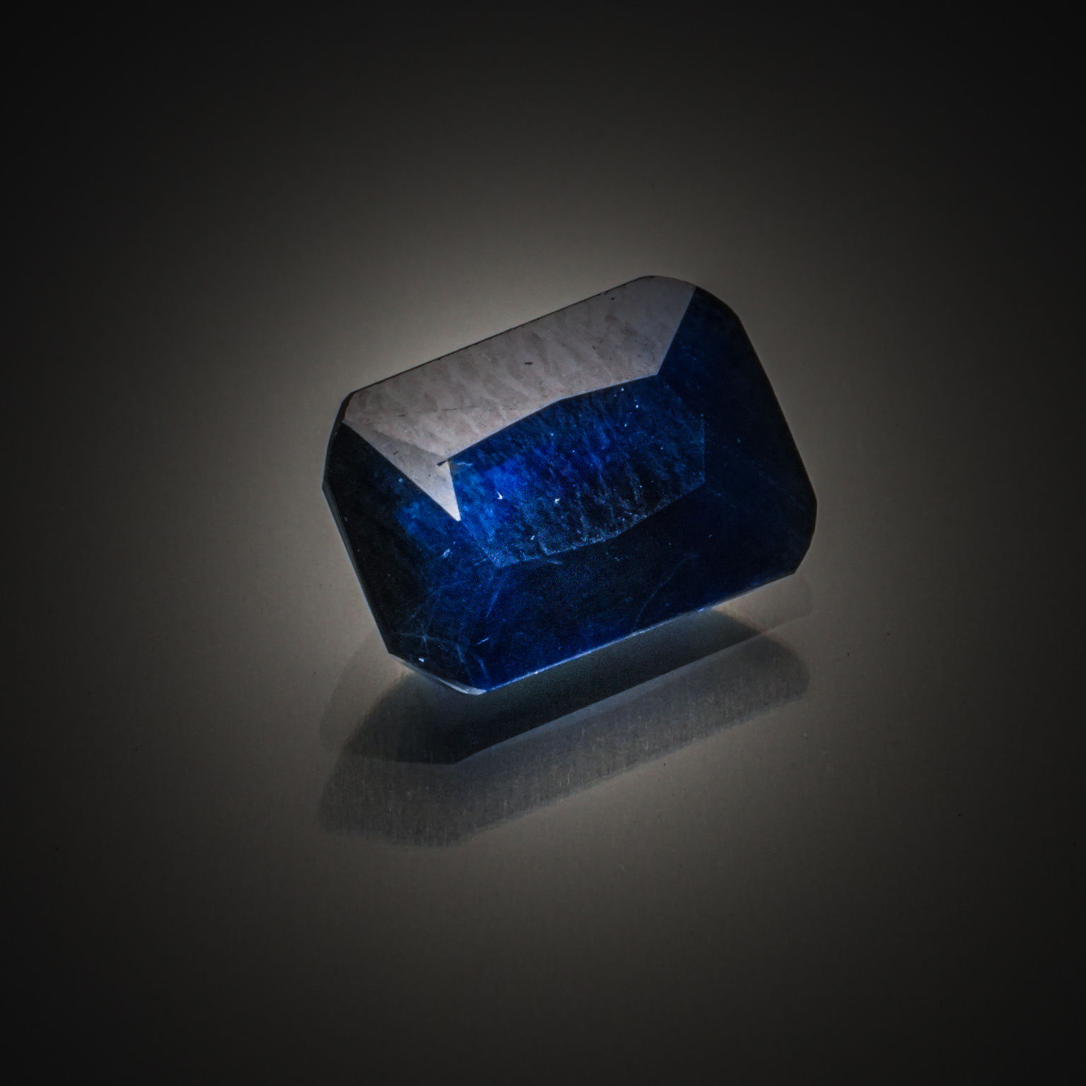 Lot de saphirs bruts sur papier. - Lazuli