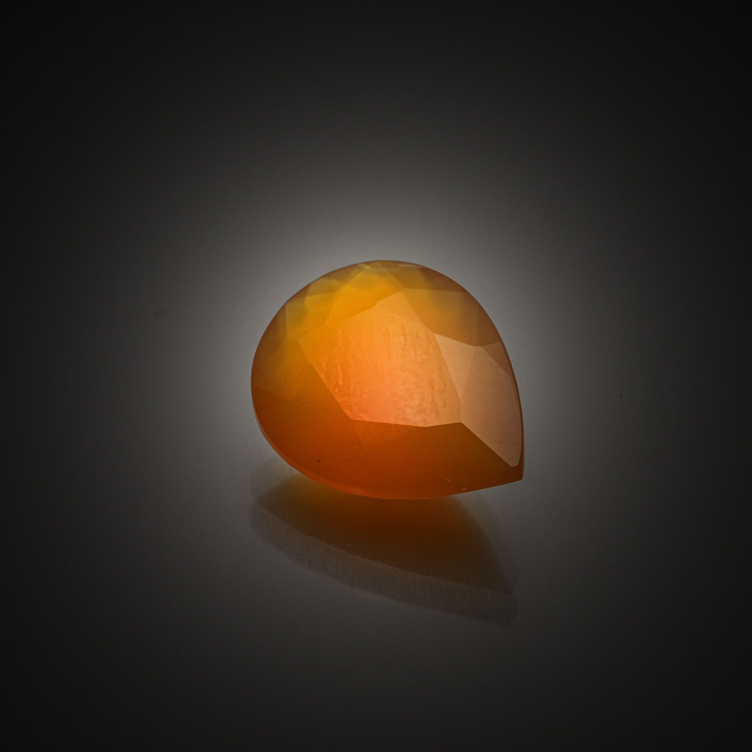Cristal de roche rond sur papier. - Lazuli