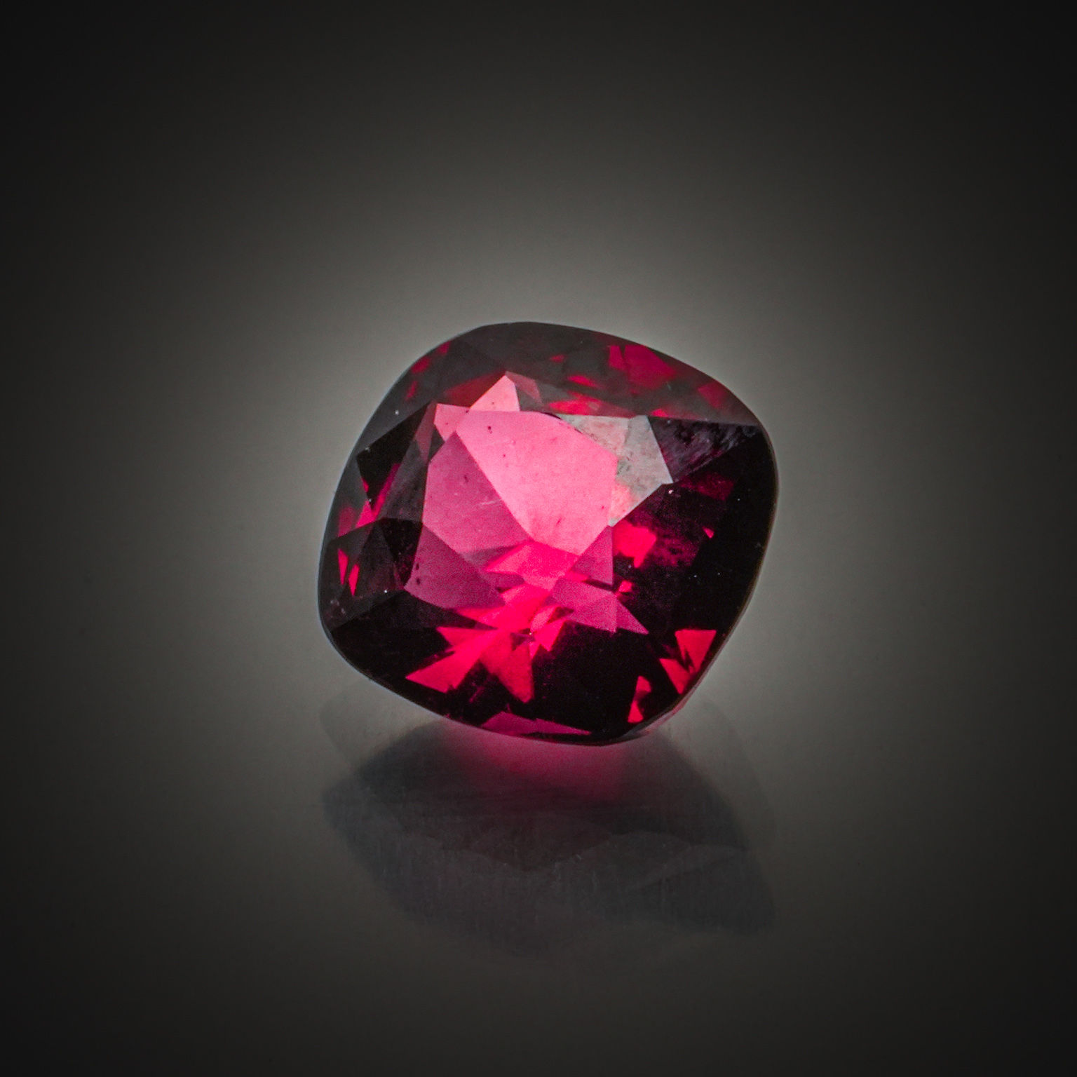 Grenat rhodolite coussin sur papier. - Lazuli