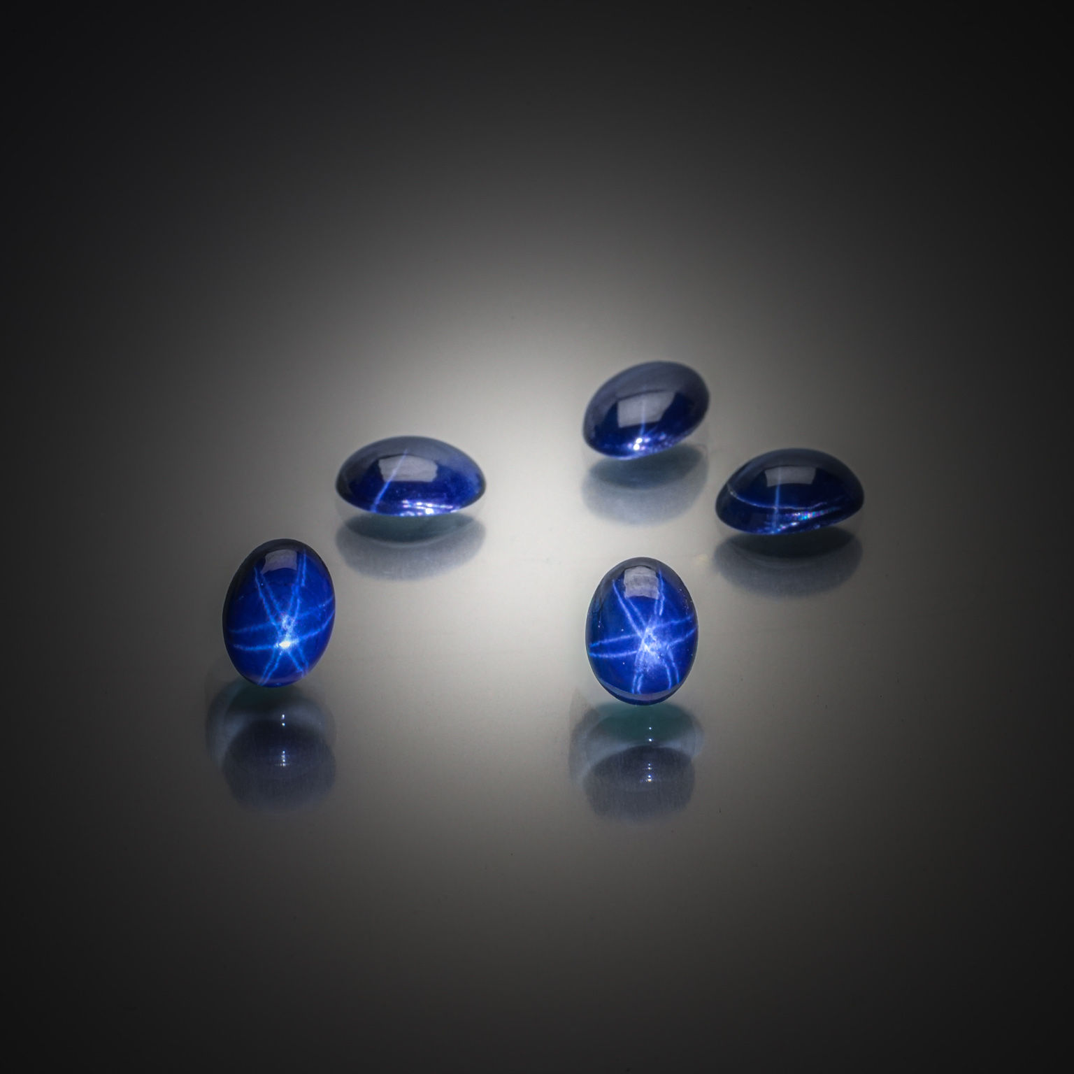 Lot de cinq saphirs étoilés ovales cabochons sur papier. - Lazuli