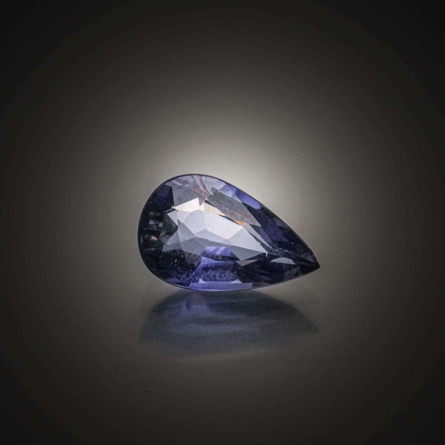 Opale noire ovale cabochon sur papier. - Lazuli