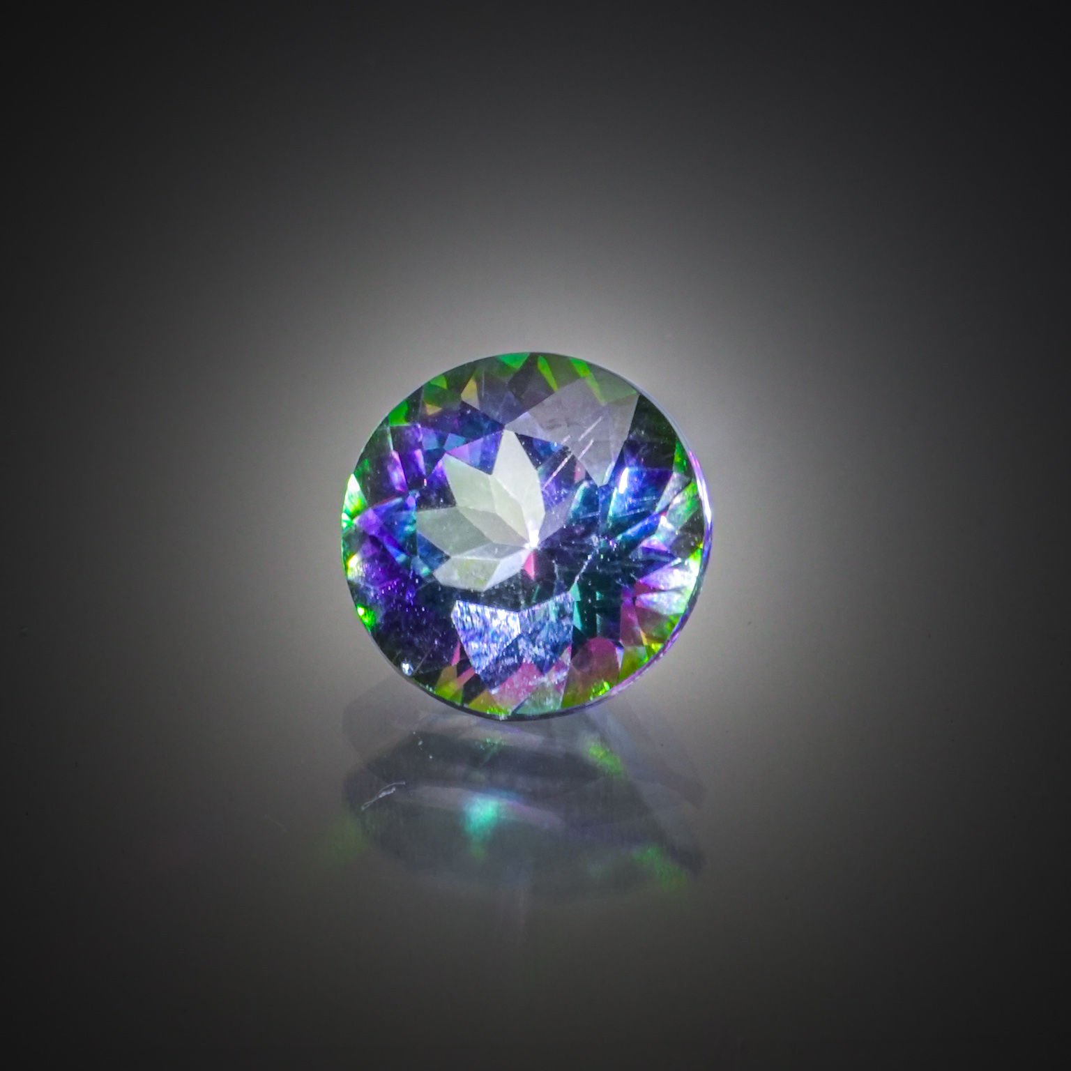 Zircon bleu ovale sur papier. - Lazuli