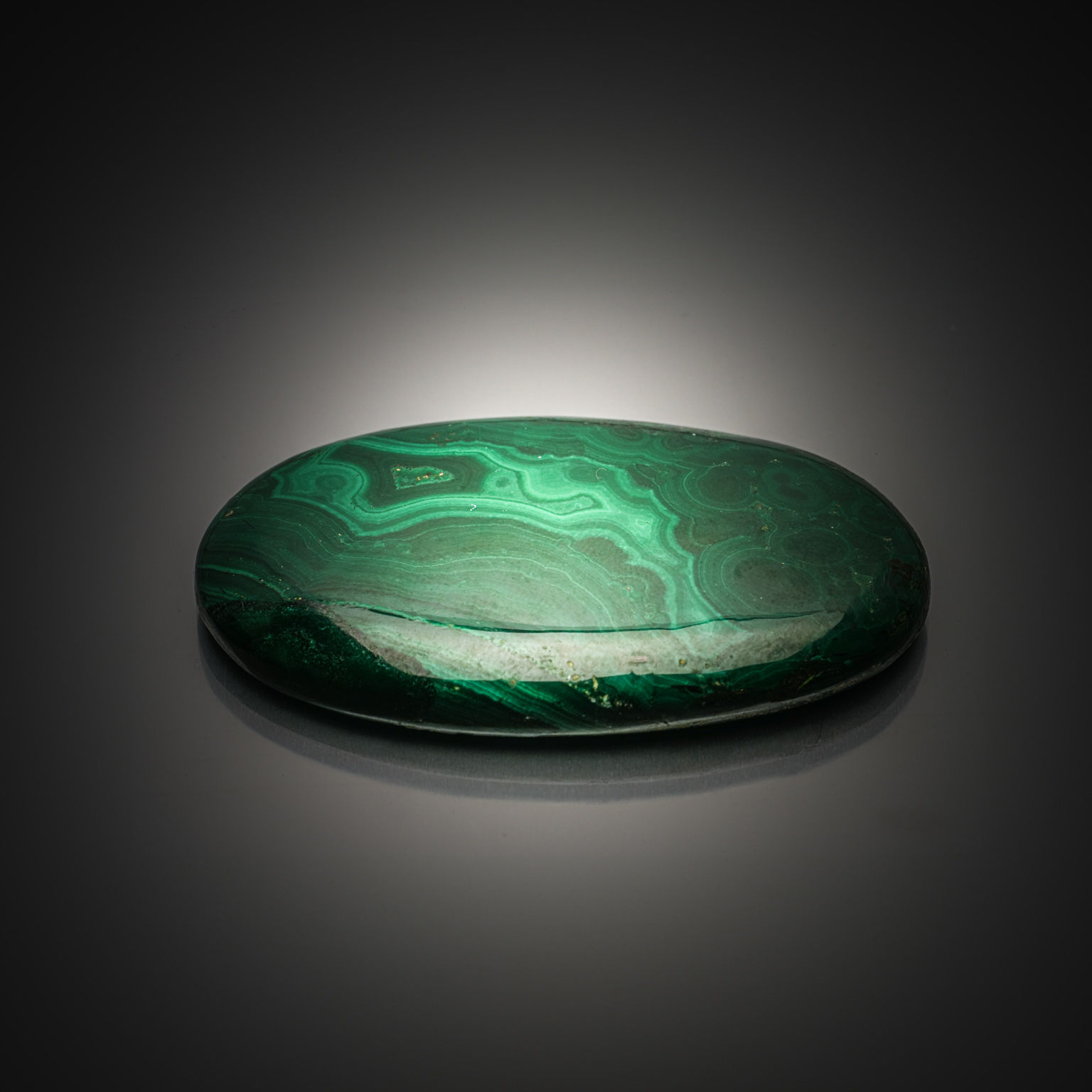 Malachite ovale cabochon sur papier. - Lazuli