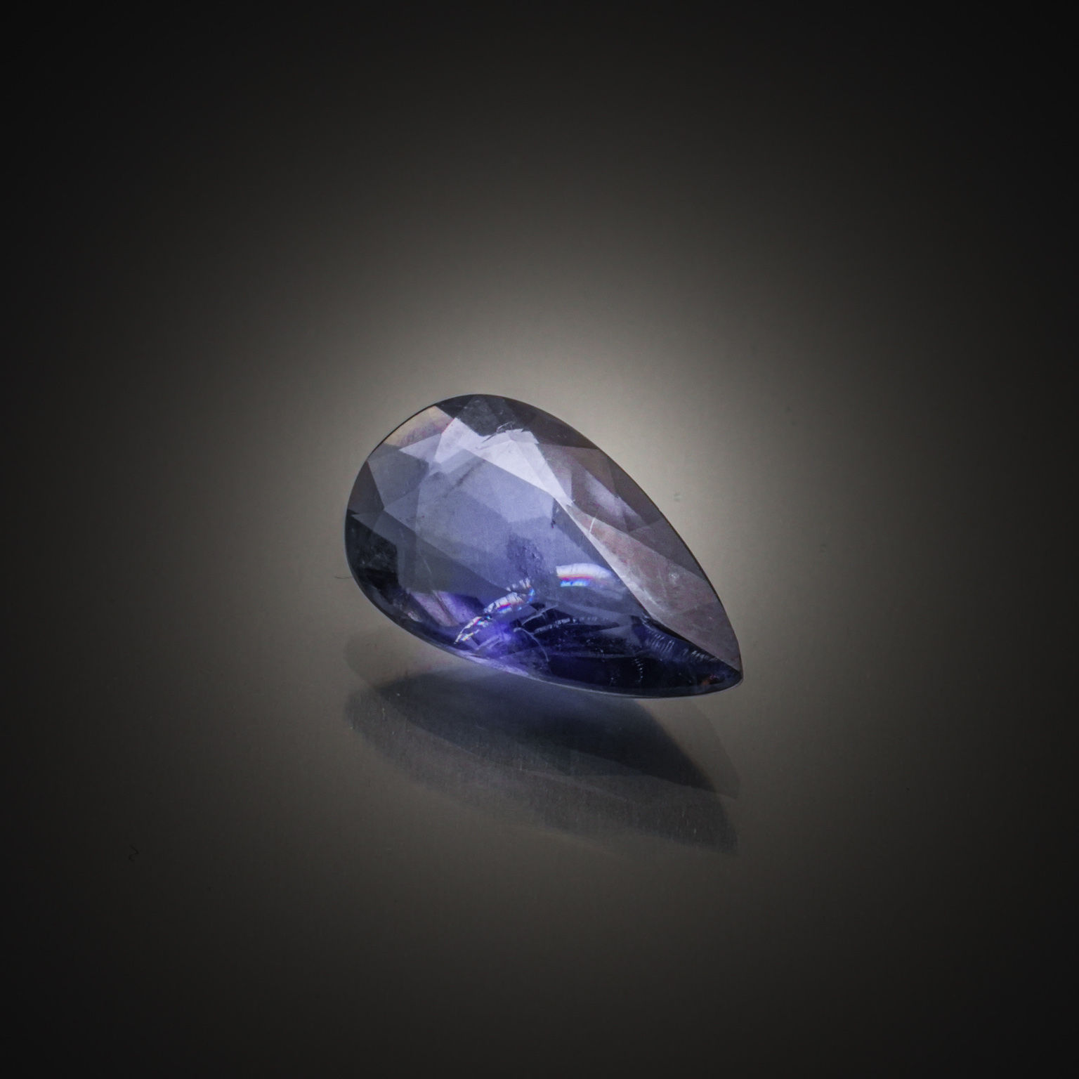 Grenat rhodolite ovale sur papier. - Lazuli