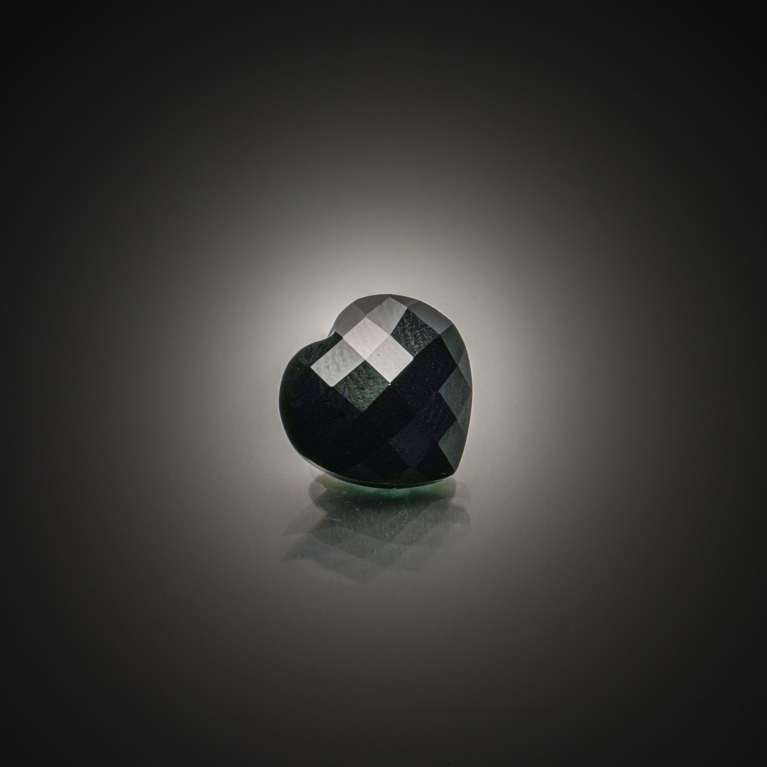 Iolite ovale cabochon sur papier. - Lazuli