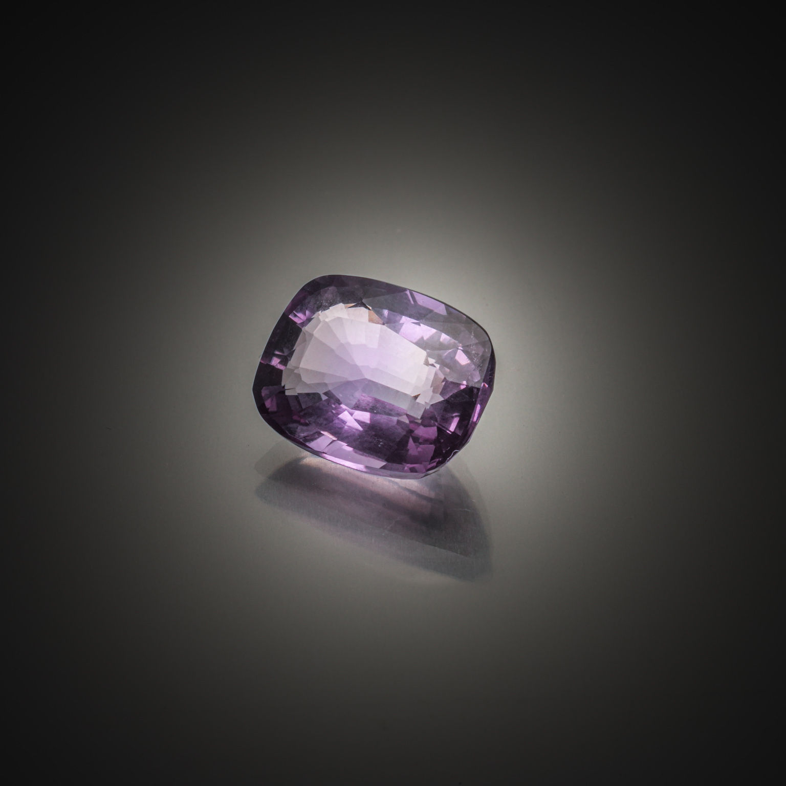 Grenat rhodolite ovale sur papier. - Lazuli