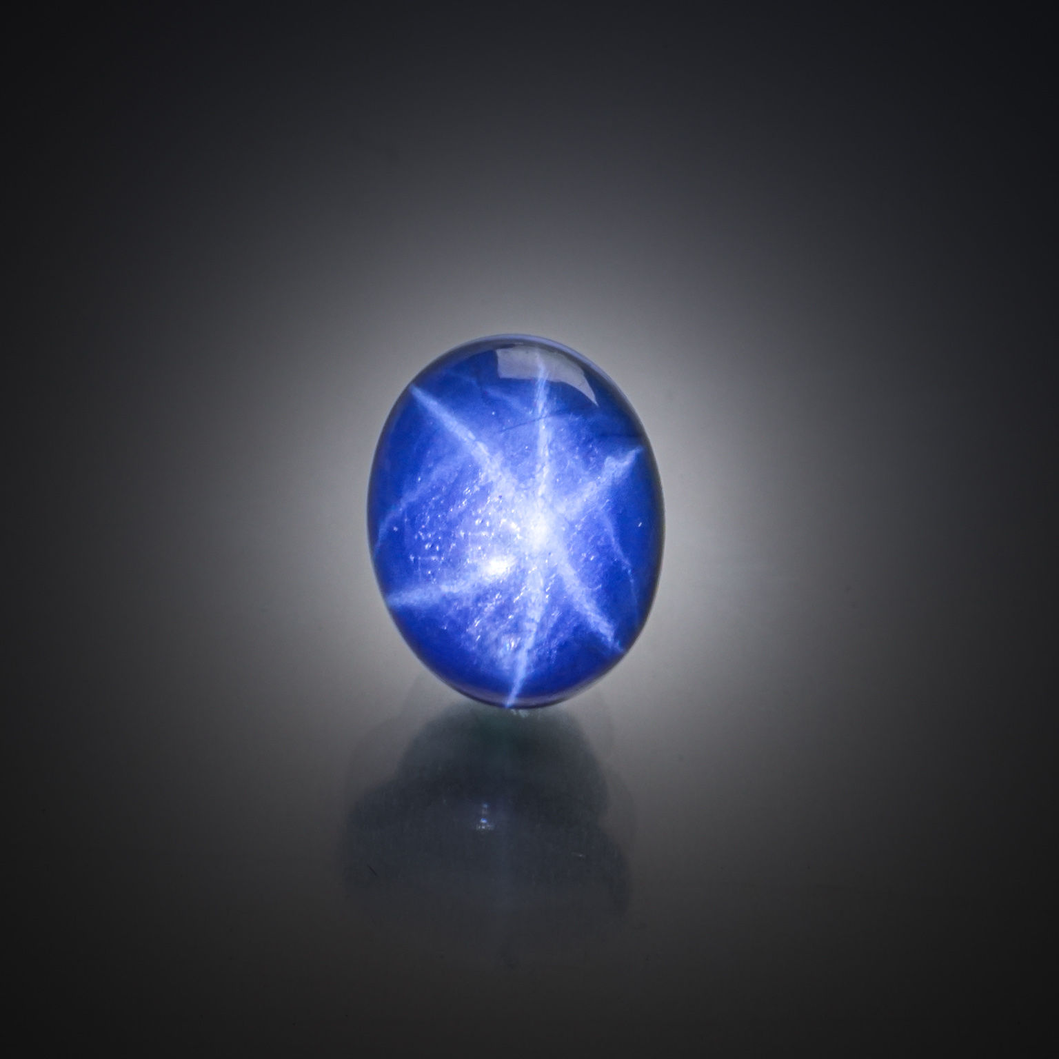 Apatite bleue/verte ovale sur papier. - Lazuli