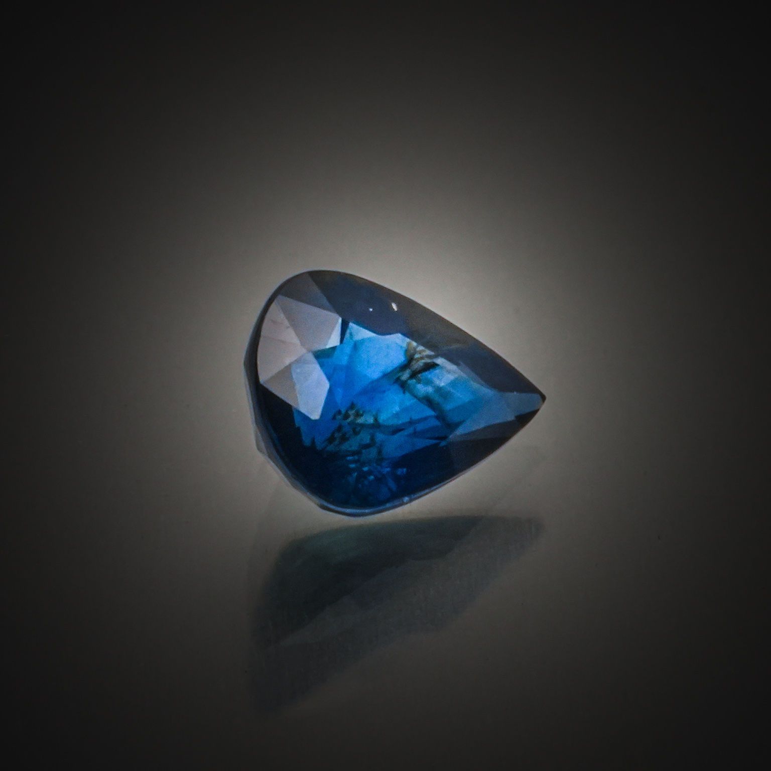 Grenat spessartite poire sur papier. - Lazuli