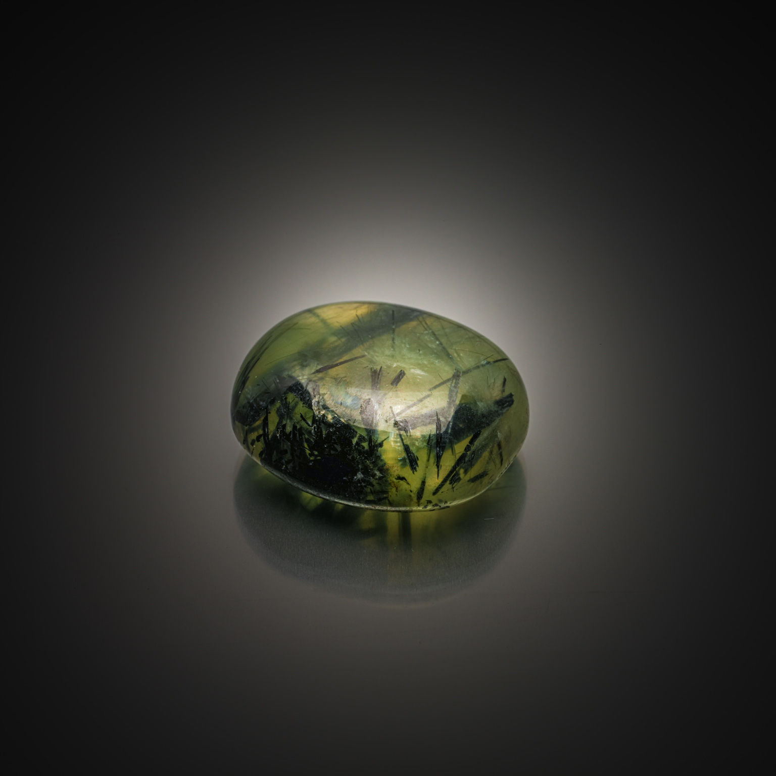Lot de quatre saphirs verts poires sur papier. - Lazuli