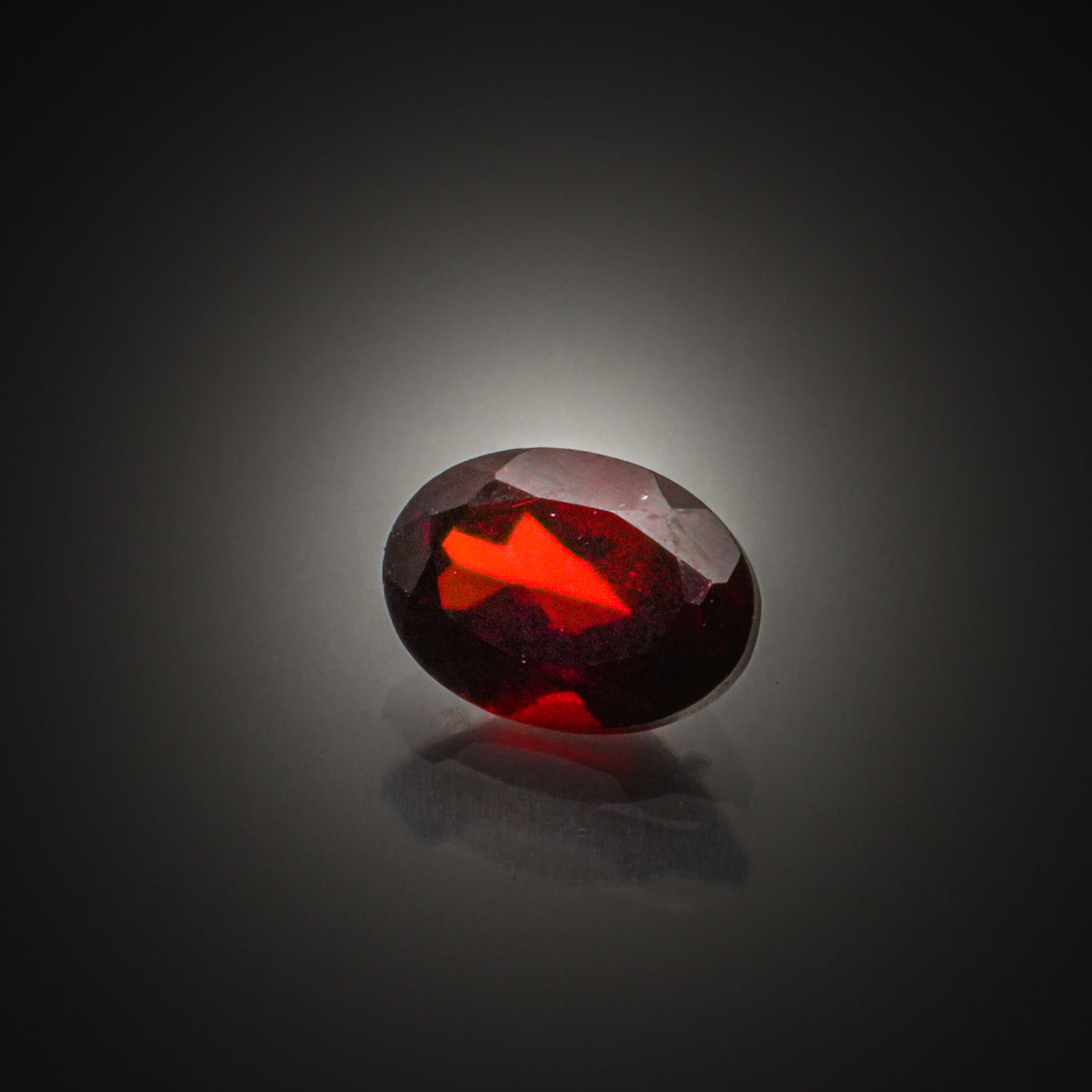 Saphir étoilé ovale cabochon sur papier. - Lazuli