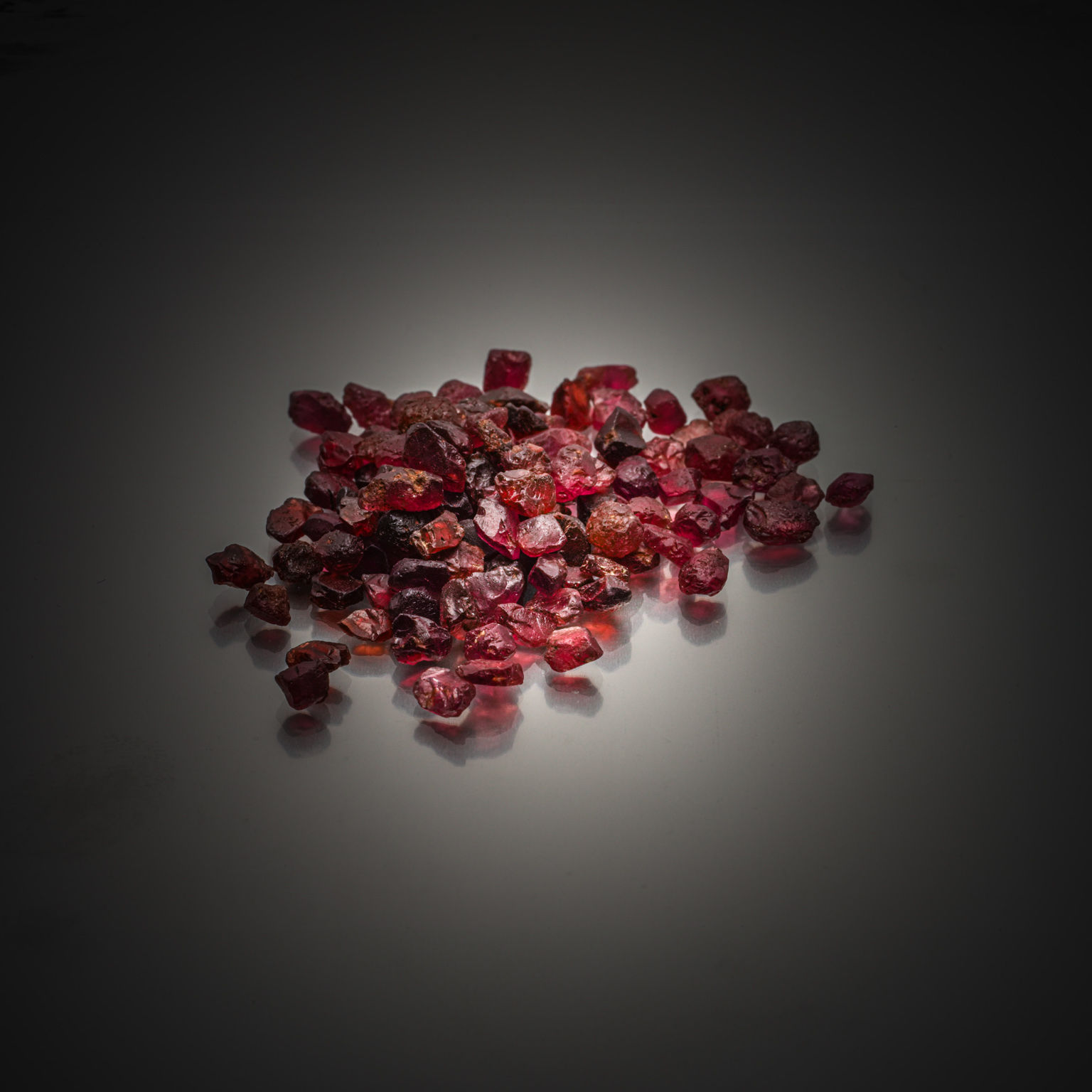 Grenat rhodolite poire sur papier. - Lazuli