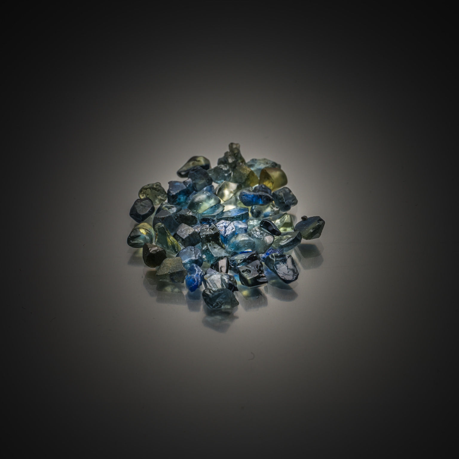 Saphir bicolore bleu/vert coussin sur papier. - Lazuli