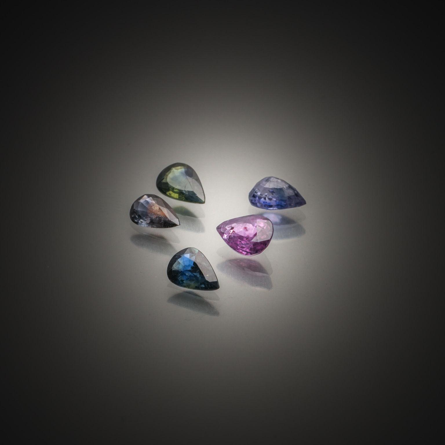 Appairage de diamants cœur sur papier. - Lazuli