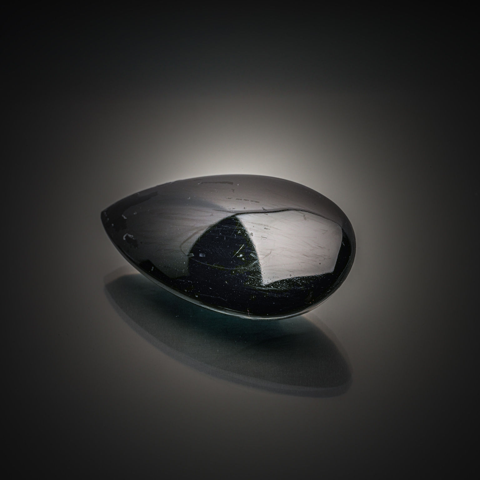 Pyroxène noir poire sur papier. - Lazuli