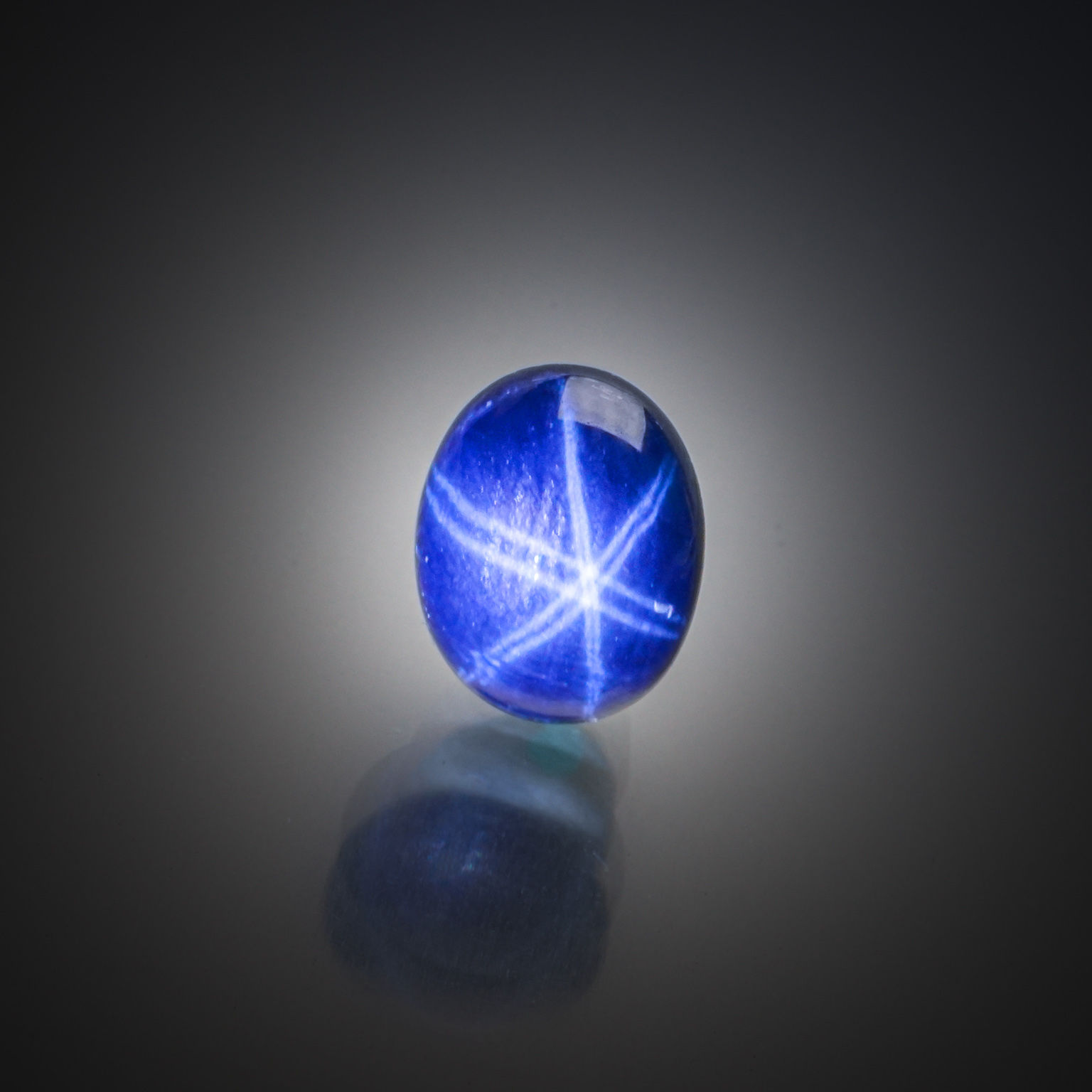 Cristal de roche coussin sur papier. - Lazuli