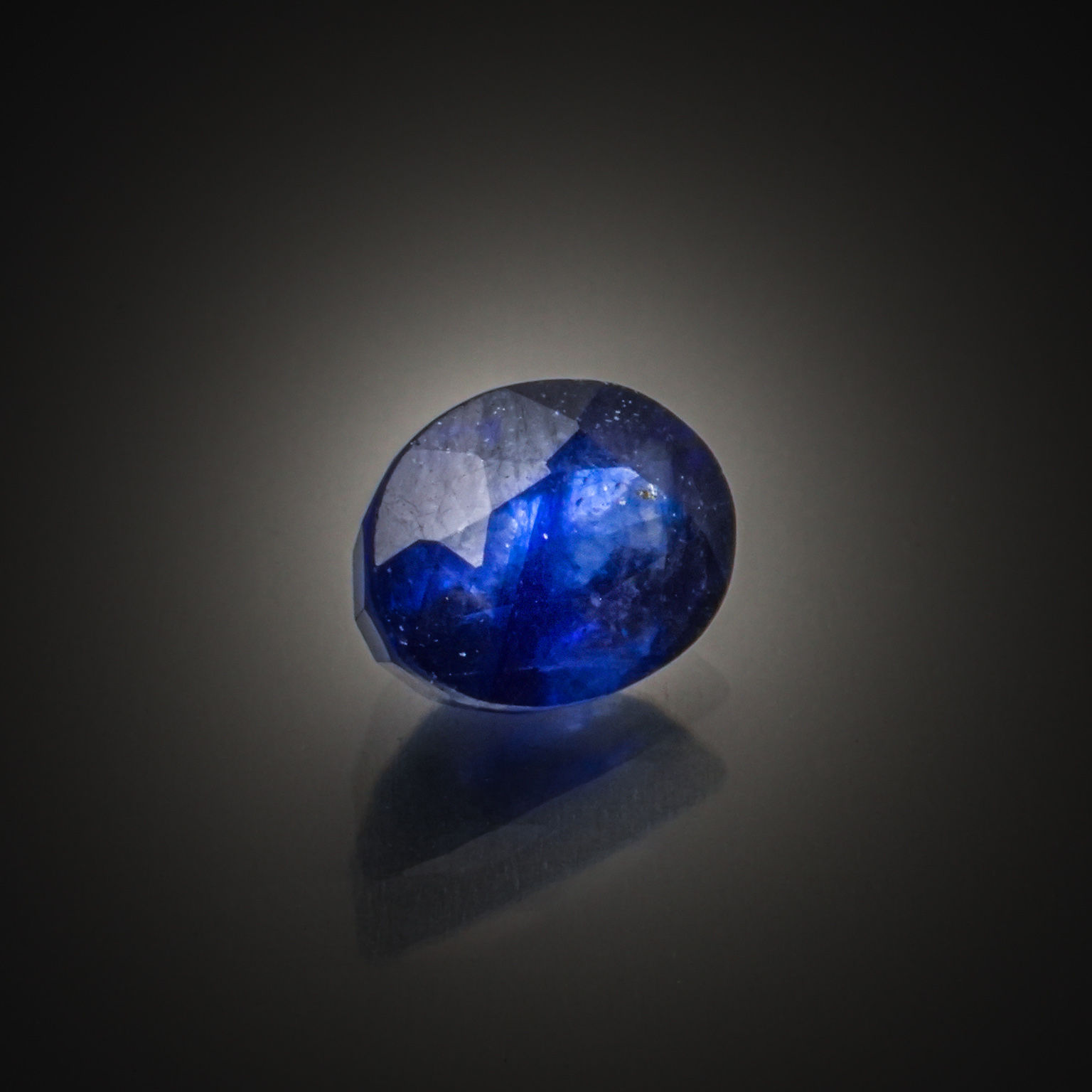 Saphir étoilé ovale cabochon sur papier. - Lazuli