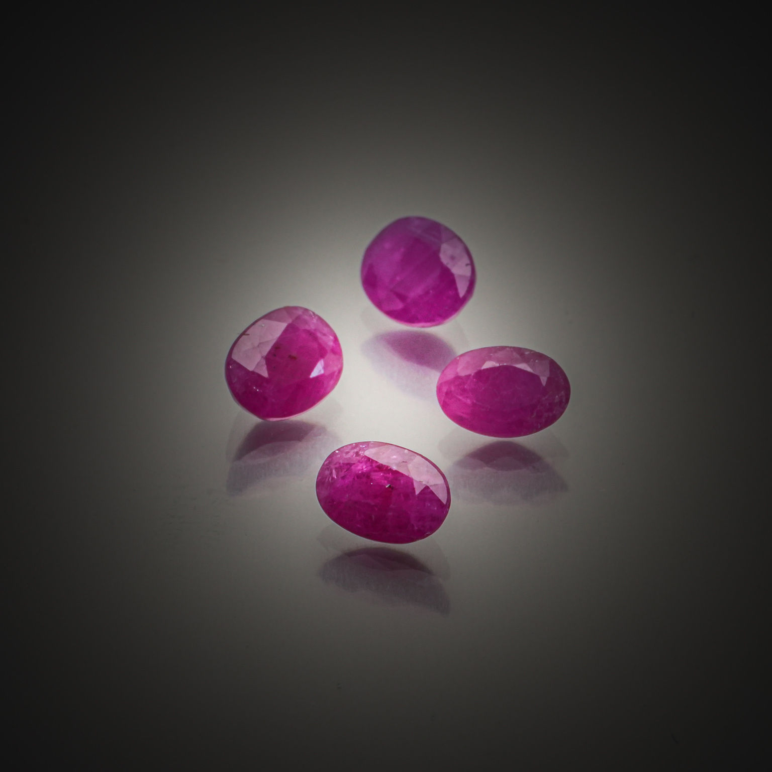Grenat rhodolite rond sur papier. - Lazuli