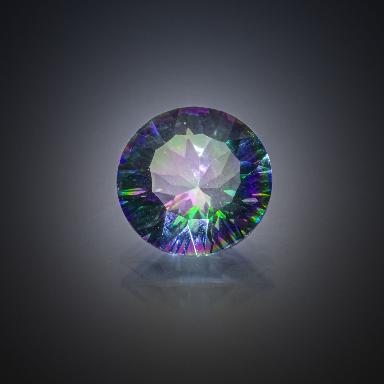 Quartz mystique rond concave sur papier. - Lazuli