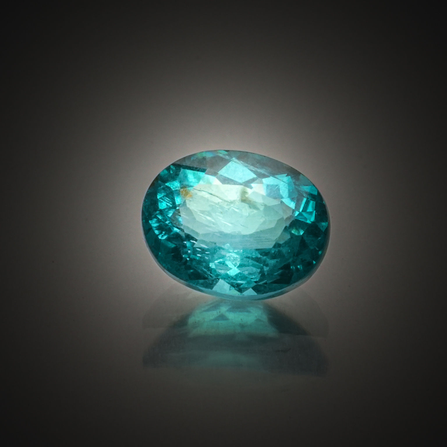 Apatite bleue ovale sur papier. - Lazuli